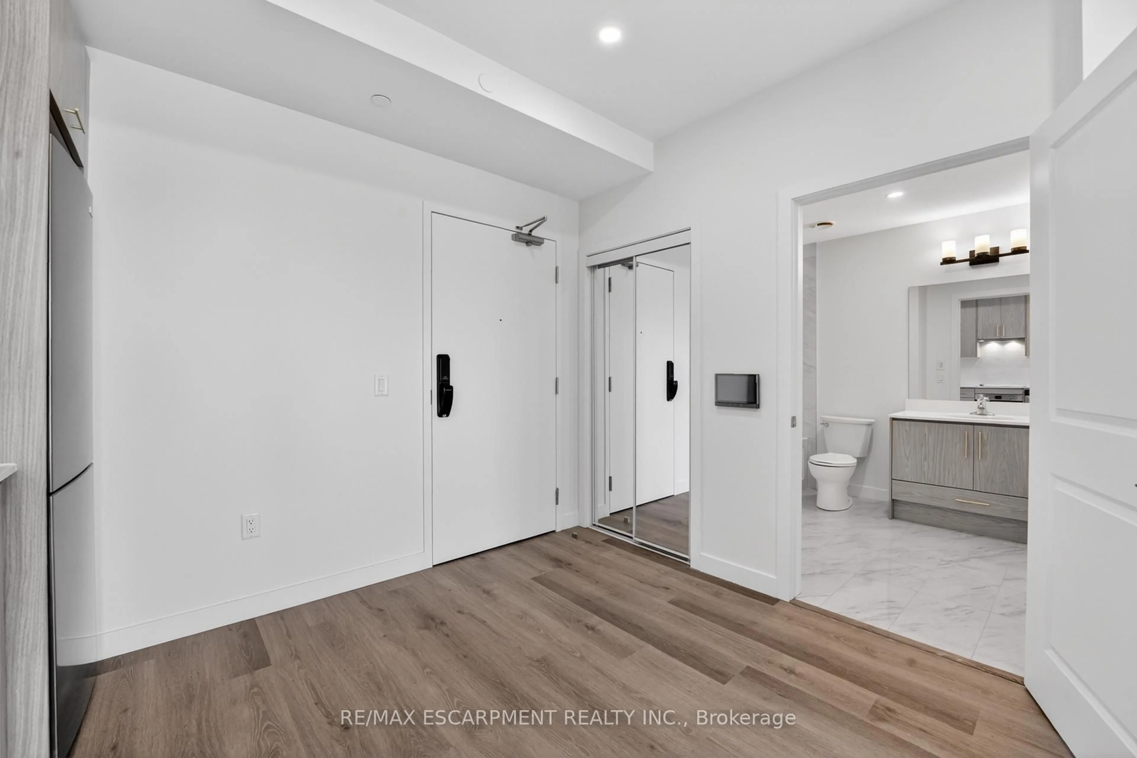 Indoor entryway for 461 Green Rd #321, Hamilton Ontario L8E 0L5