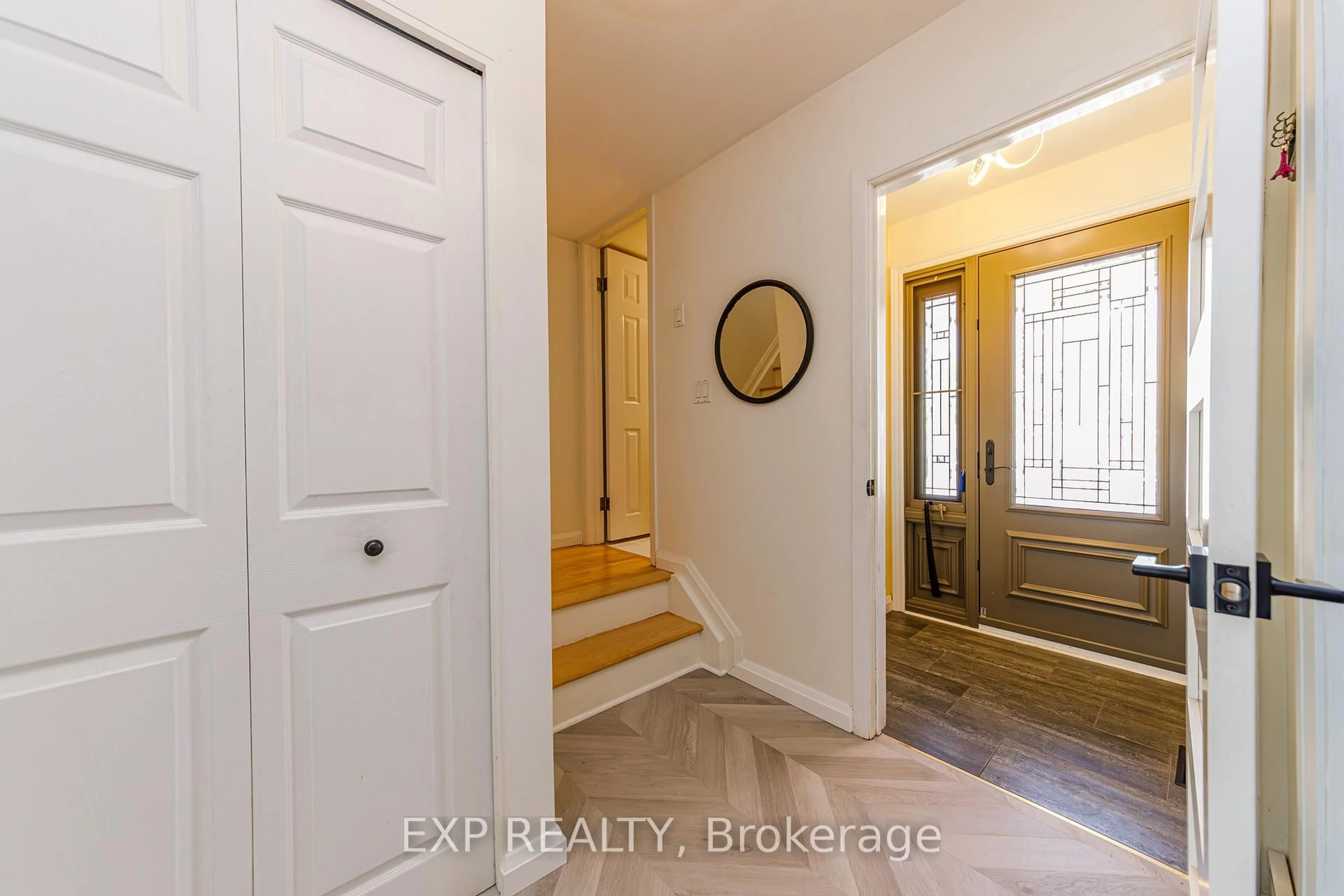 Indoor entryway for 1836 Lorraine Ave, Ottawa Ontario K1H 6Z8