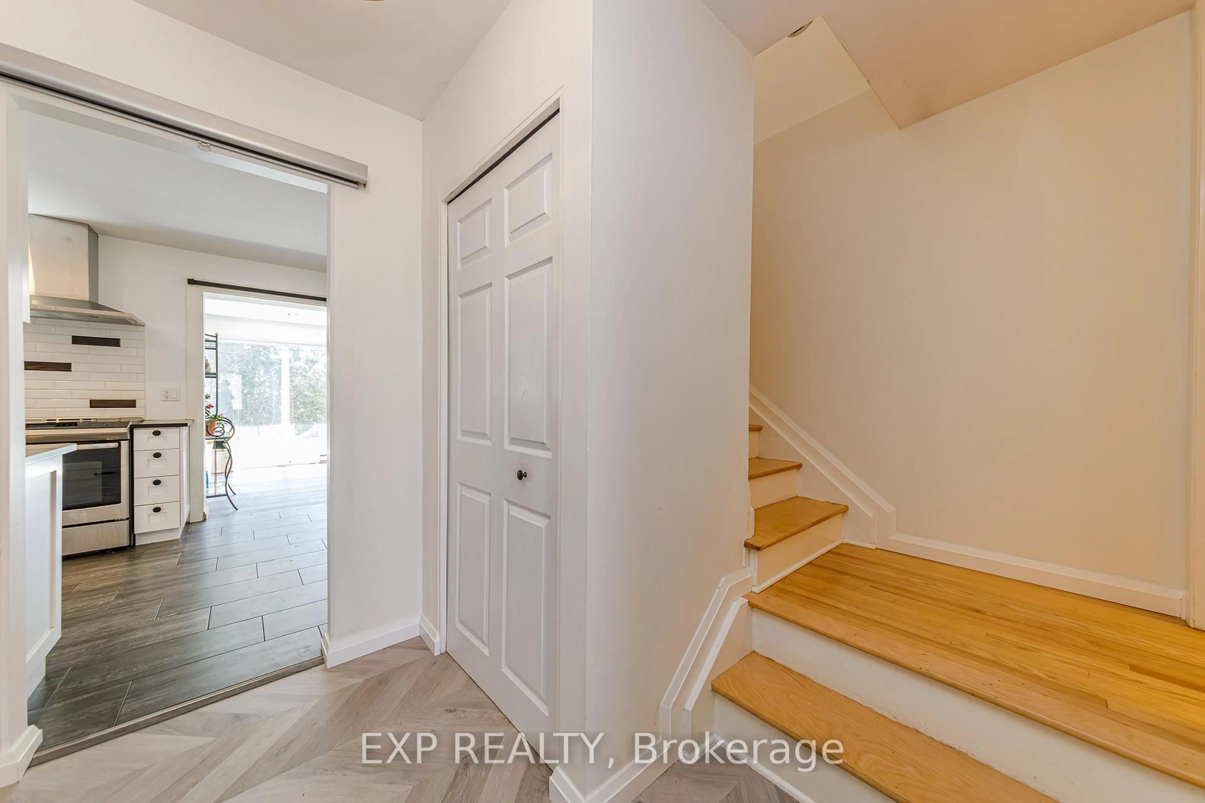 Indoor entryway for 1836 Lorraine Ave, Ottawa Ontario K1H 6Z8