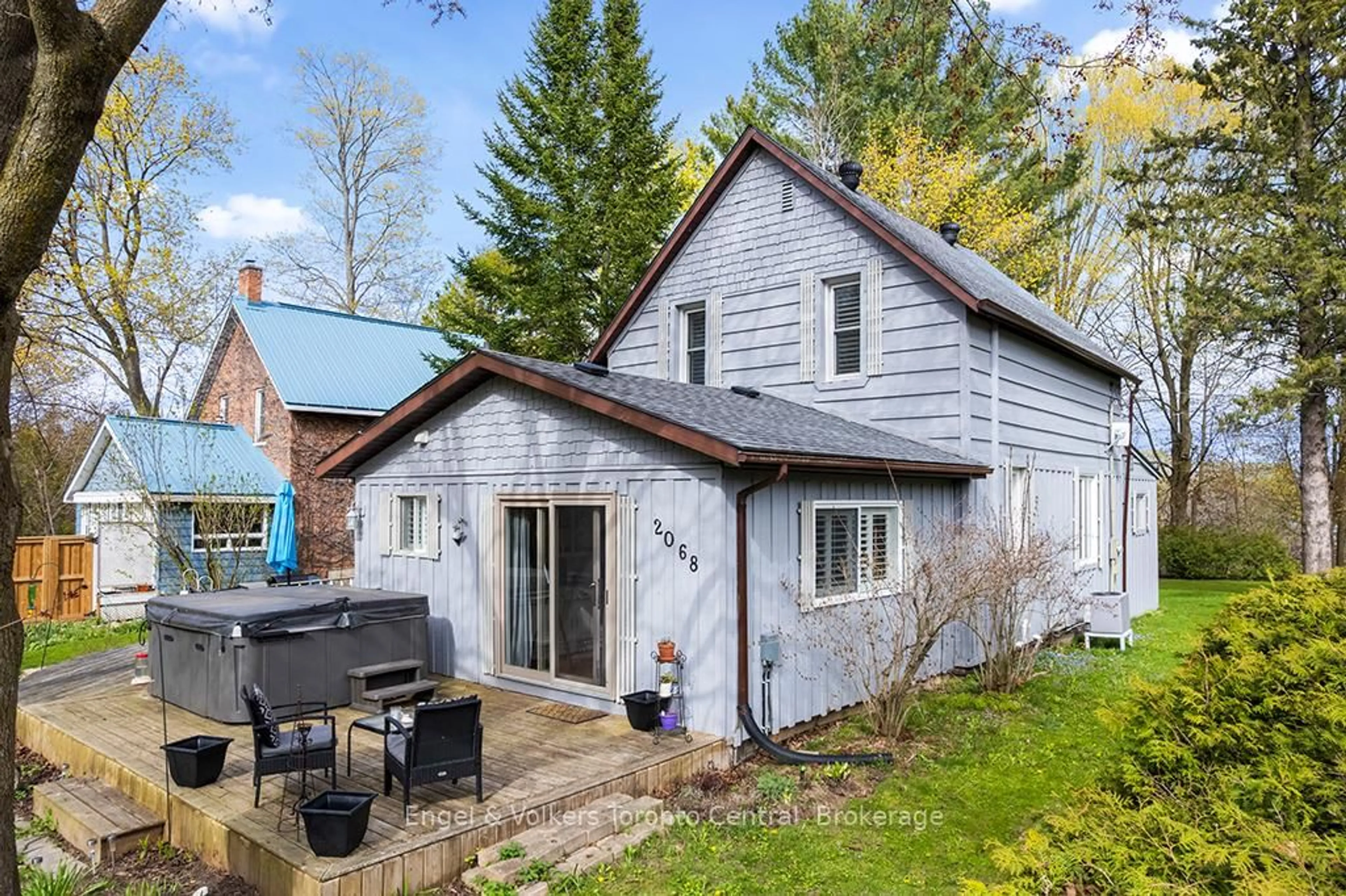 A pic from outside/outdoor area/front of a property/back of a property/a pic from drone, street for 2068 7TH Ave, Owen Sound Ontario N4K 5L6