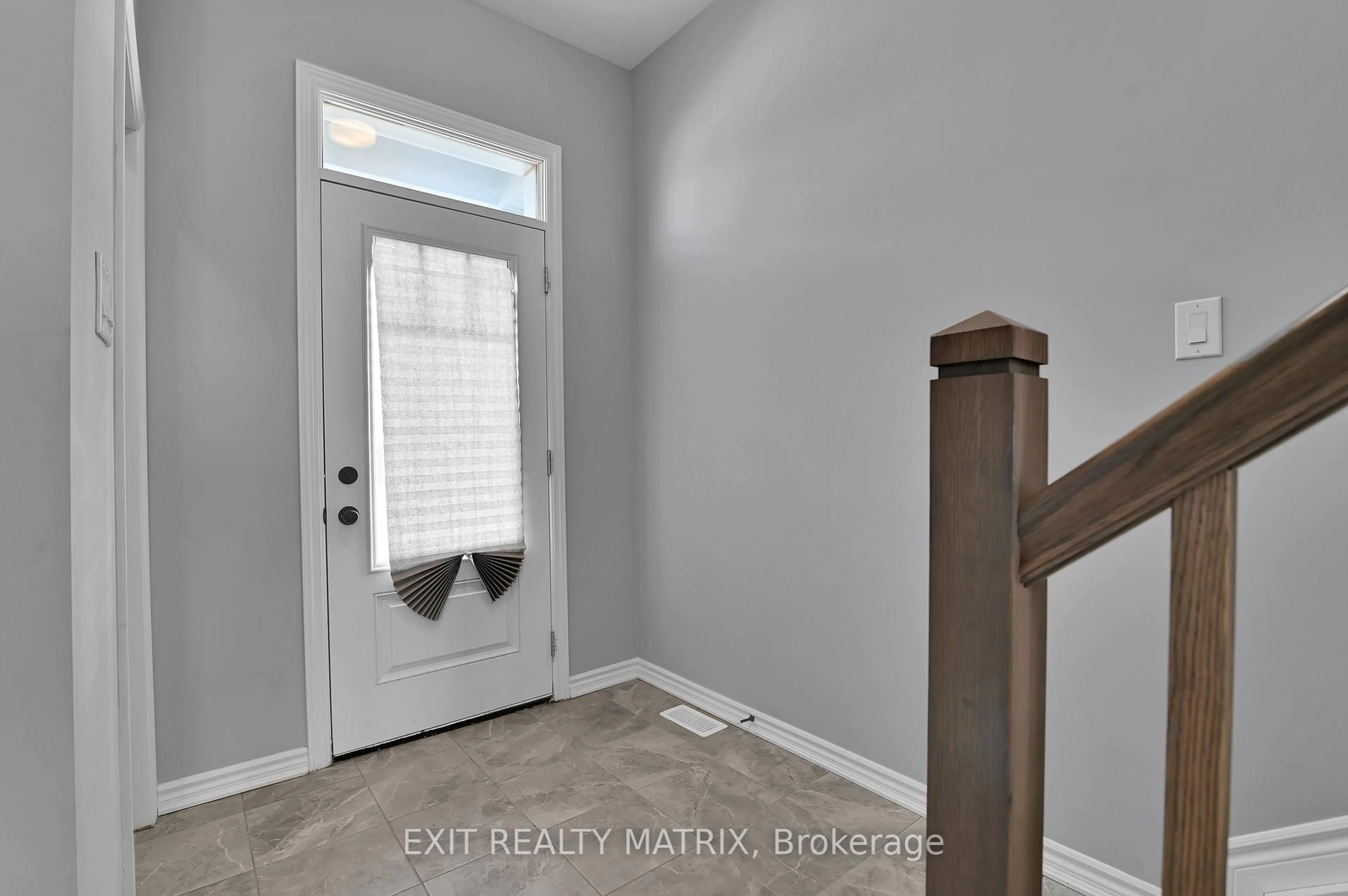 Indoor entryway for 511 Rye Grass Way, Ottawa Ontario K2J 7A2