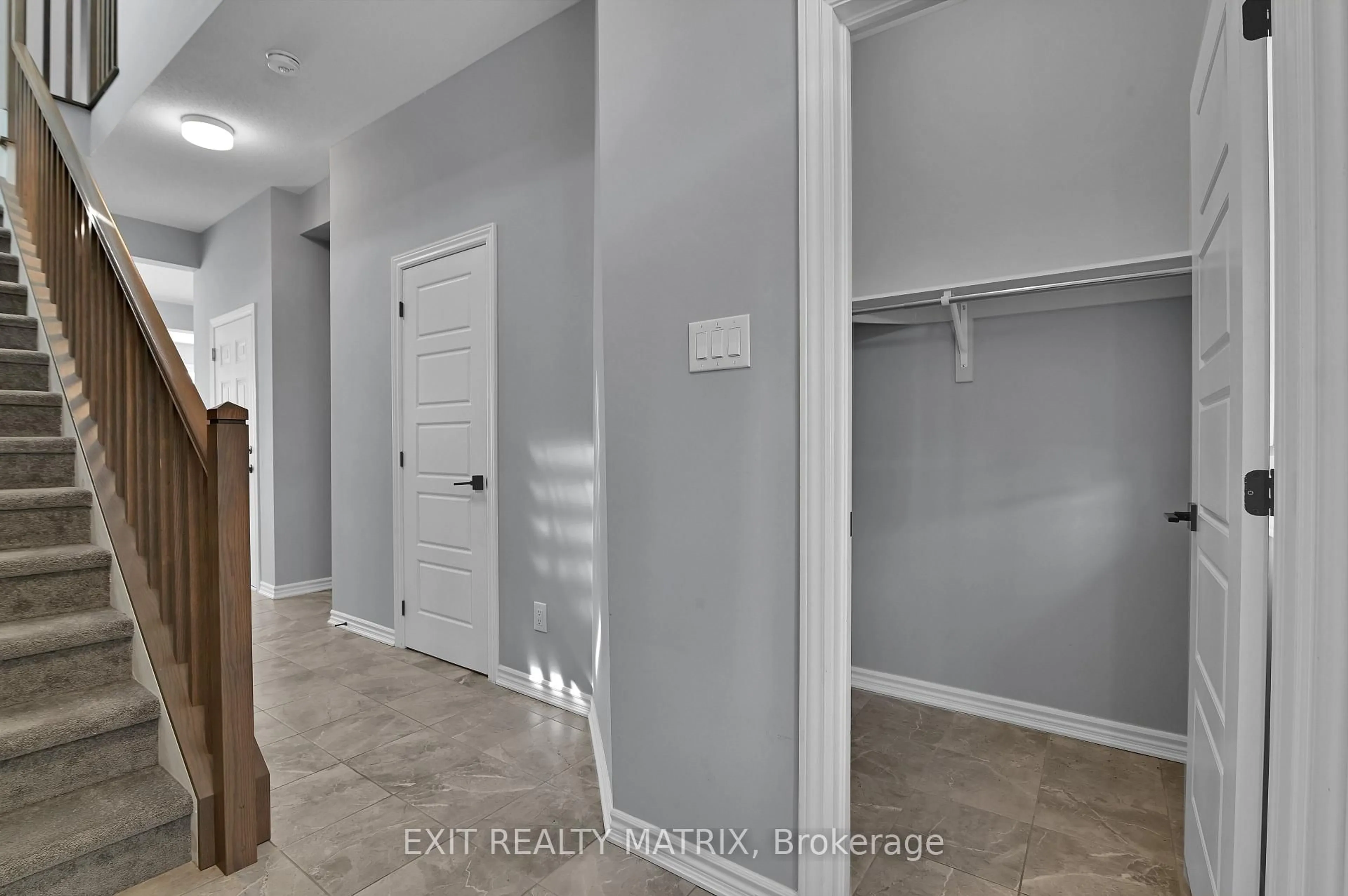 Indoor entryway for 511 Rye Grass Way, Ottawa Ontario K2J 7A2