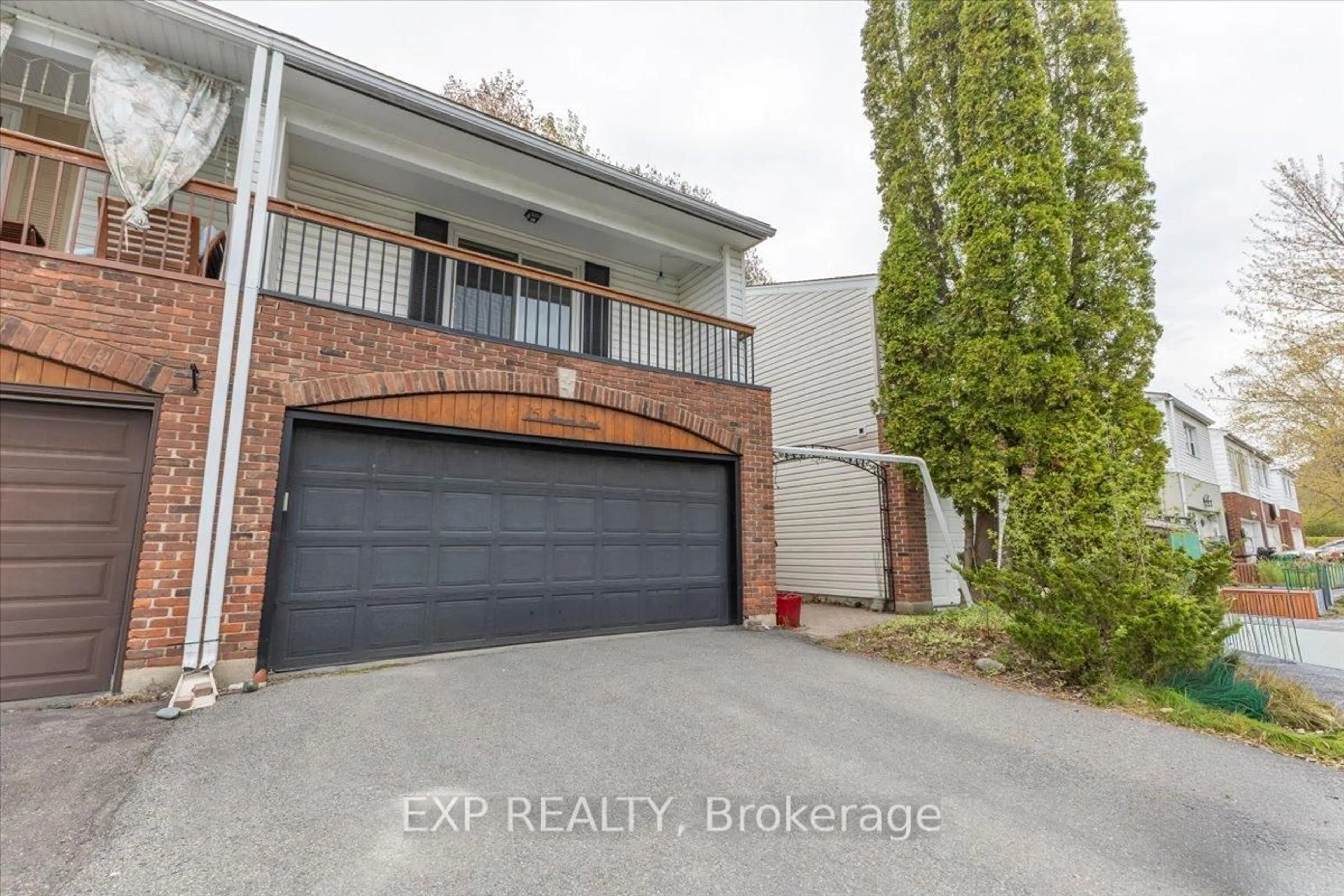 A pic from outside/outdoor area/front of a property/back of a property/a pic from drone, street for 15 JANSEN Rd, Ottawa Ontario K2H 5W6