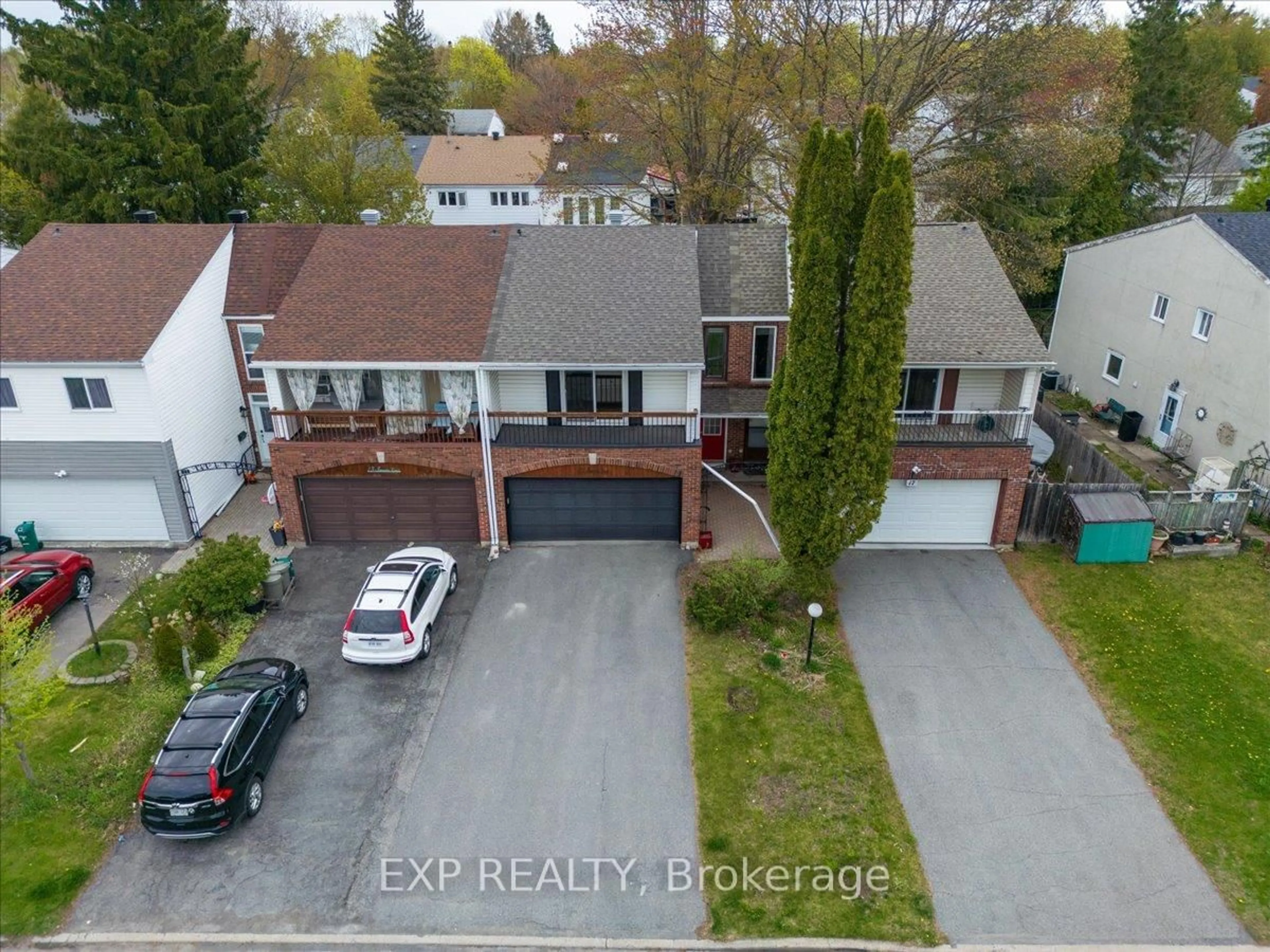 A pic from outside/outdoor area/front of a property/back of a property/a pic from drone, street for 15 JANSEN Rd, Ottawa Ontario K2H 5W6