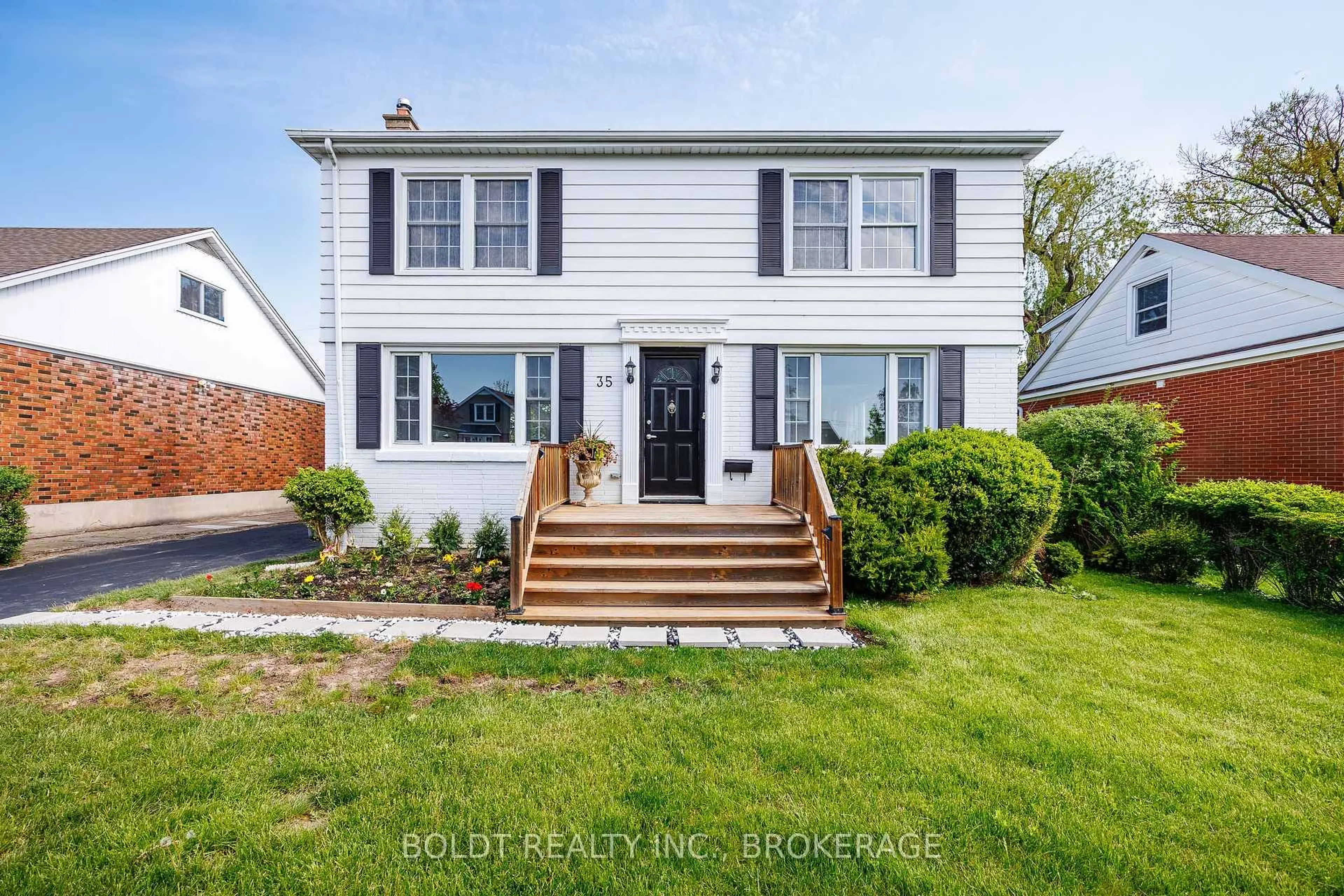 Home with vinyl exterior material, street for 35 Rivercrest Dr, St. Catharines Ontario L2T 2P3
