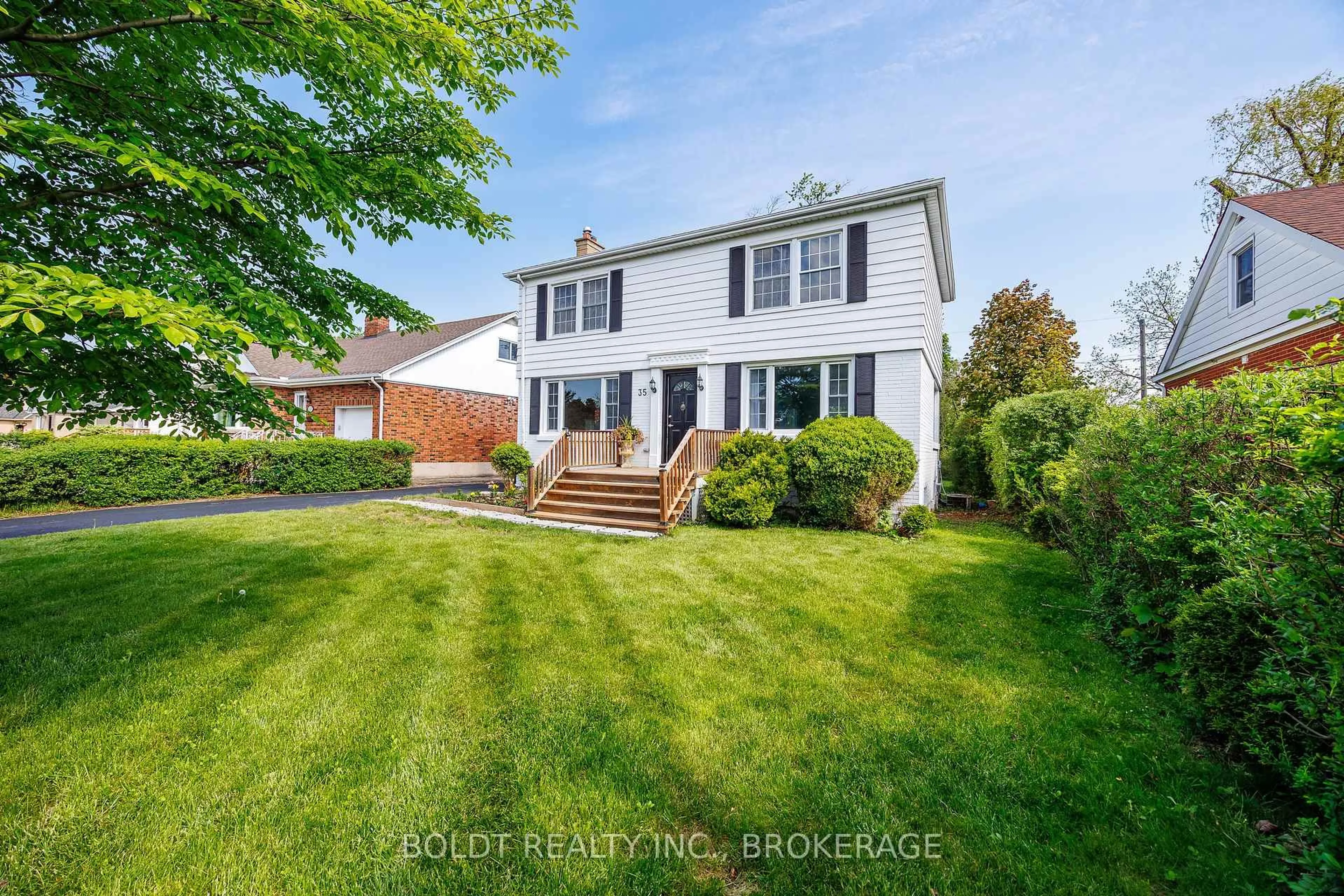 A pic from outside/outdoor area/front of a property/back of a property/a pic from drone, street for 35 Rivercrest Dr, St. Catharines Ontario L2T 2P3