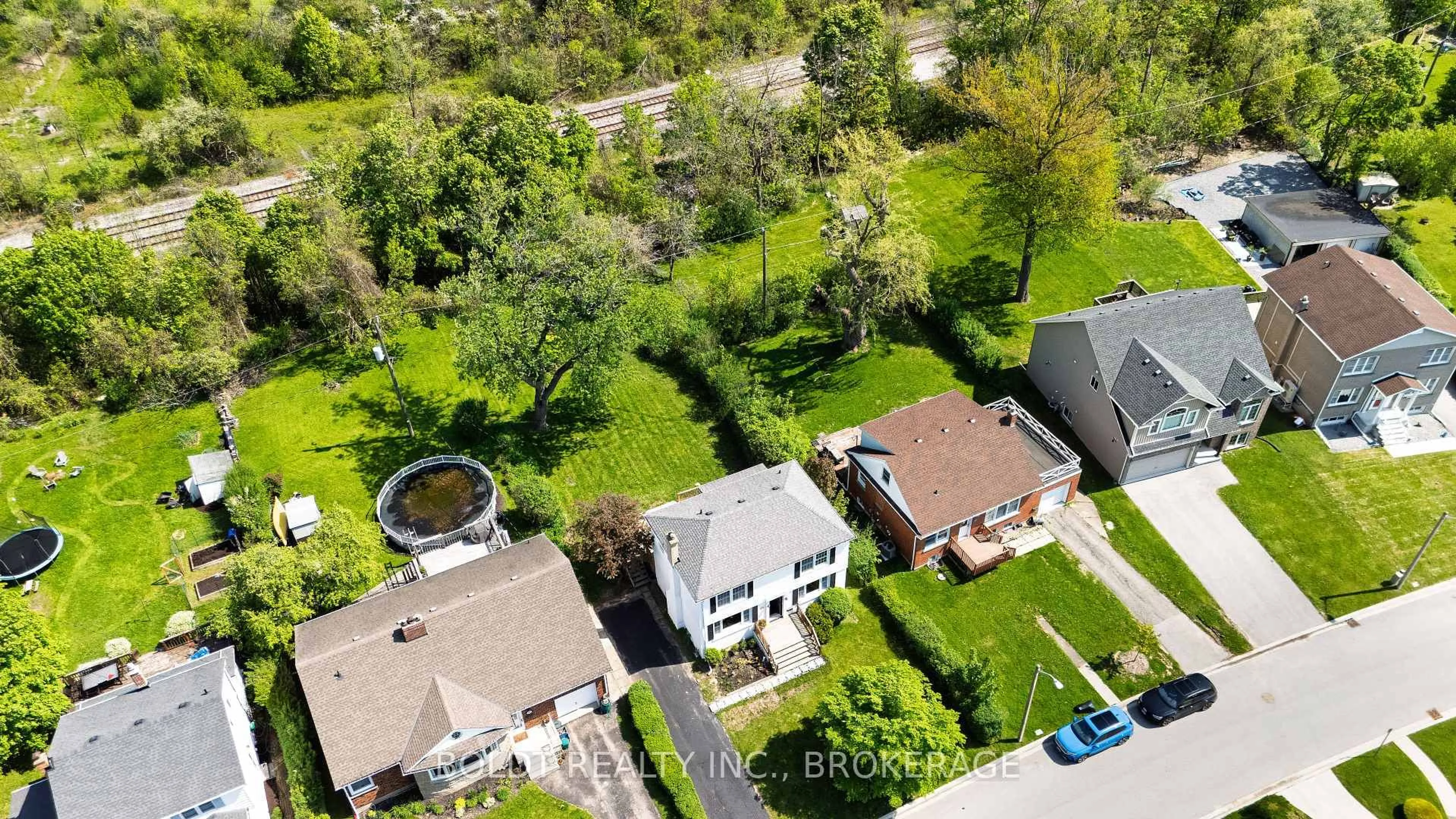 A pic from outside/outdoor area/front of a property/back of a property/a pic from drone, street for 35 Rivercrest Dr, St. Catharines Ontario L2T 2P3