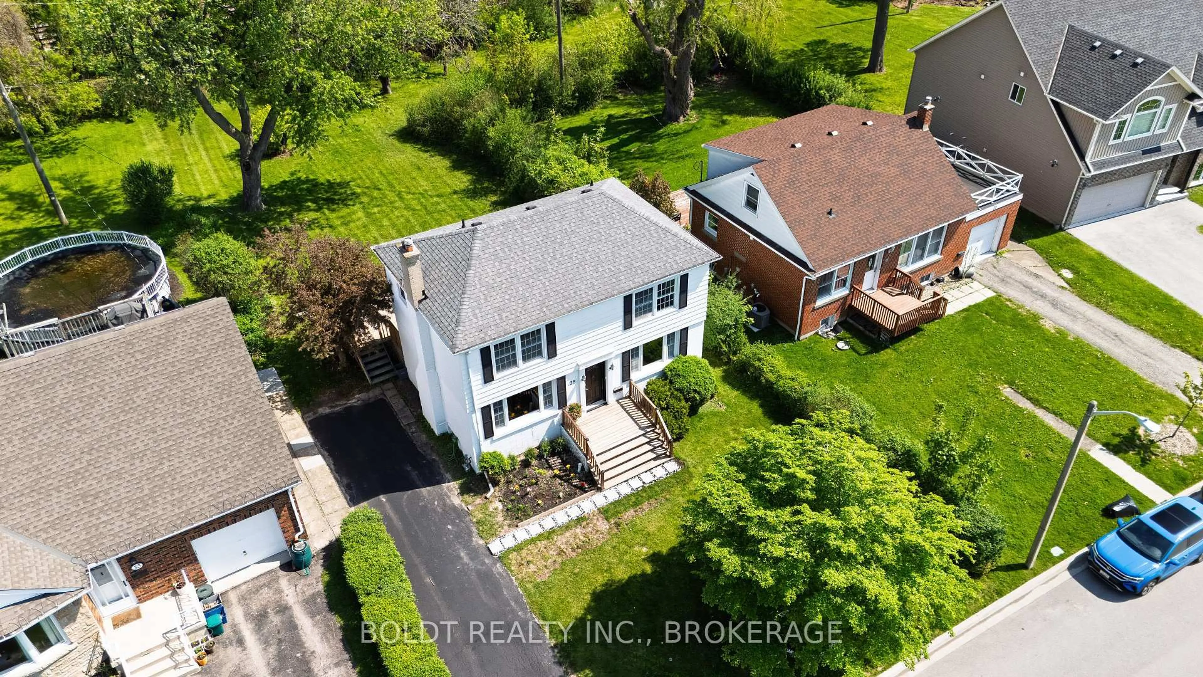A pic from outside/outdoor area/front of a property/back of a property/a pic from drone, street for 35 Rivercrest Dr, St. Catharines Ontario L2T 2P3