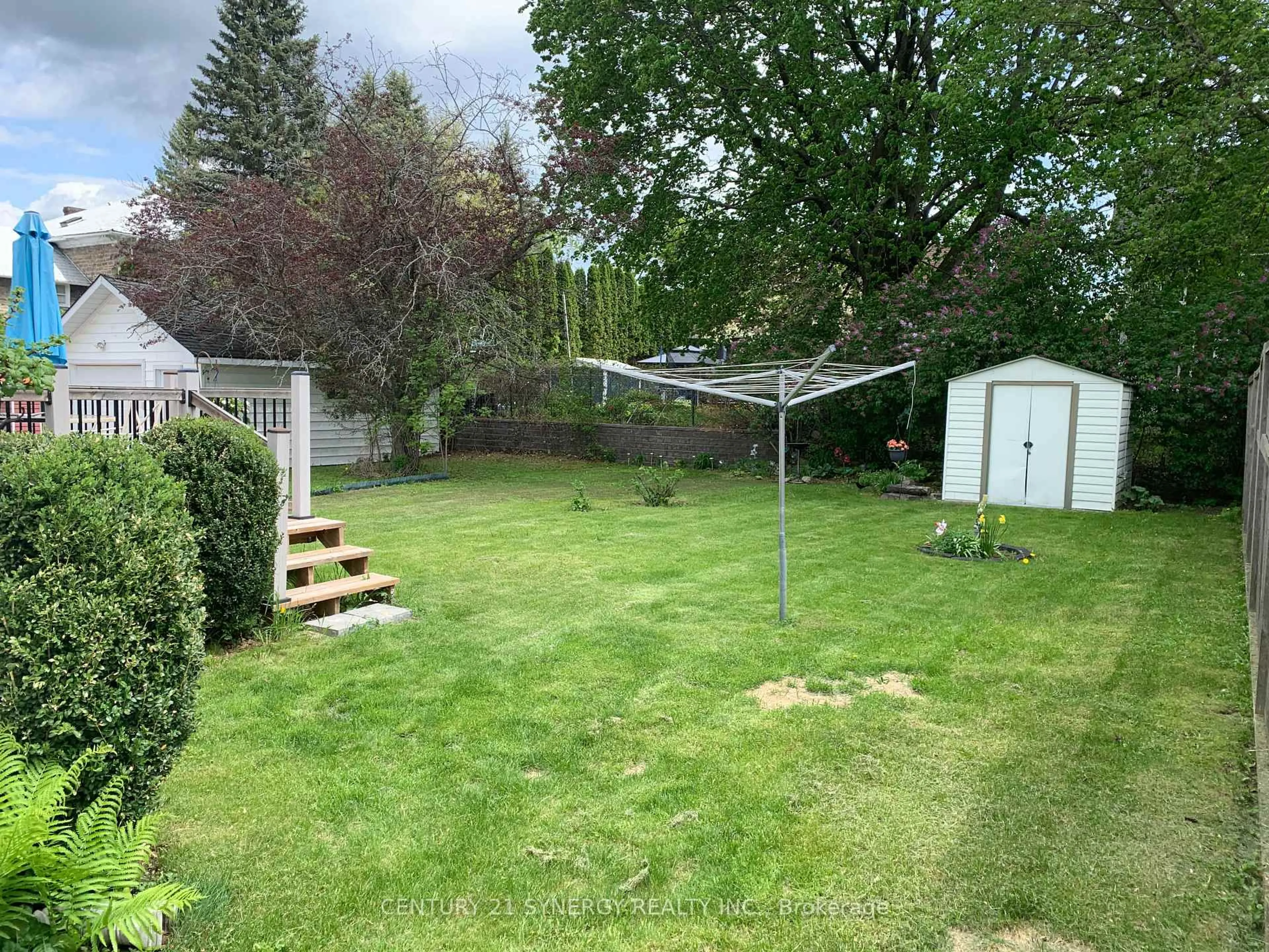 A pic from outside/outdoor area/front of a property/back of a property/a pic from drone, unknown for 45 Abel St, Smiths Falls Ontario K7A 4M2