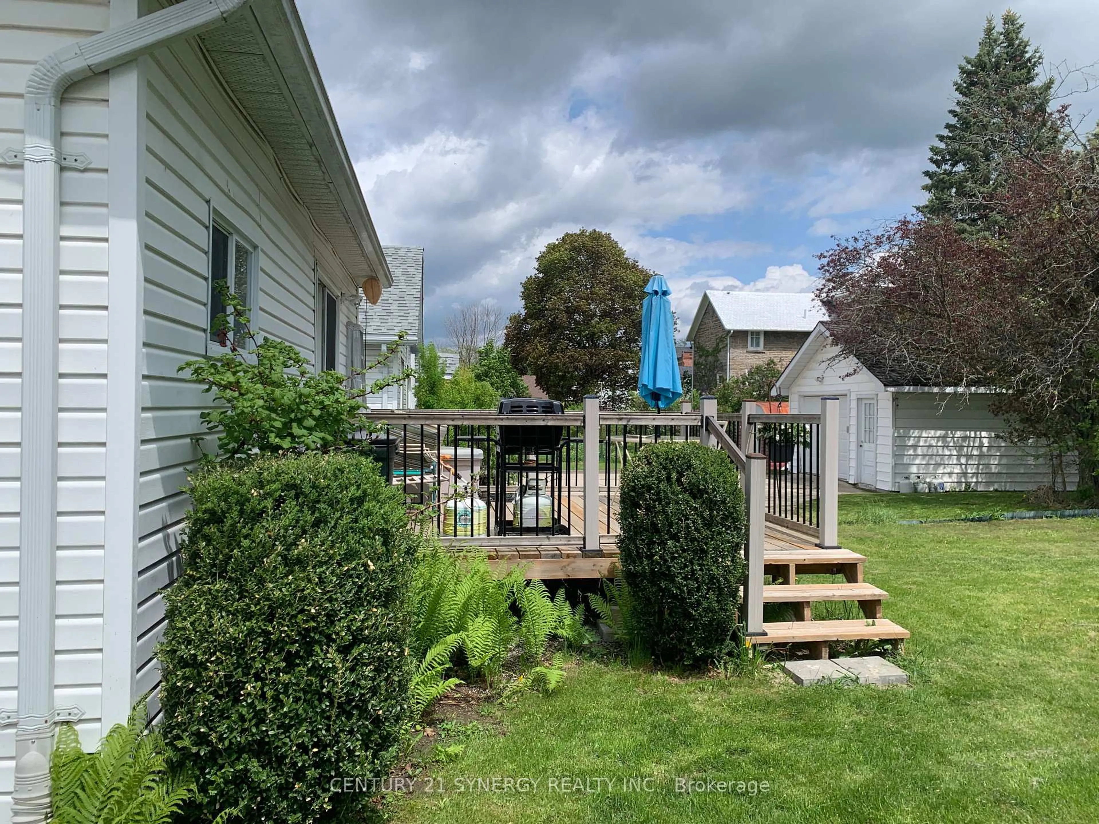 A pic from outside/outdoor area/front of a property/back of a property/a pic from drone, unknown for 45 Abel St, Smiths Falls Ontario K7A 4M2