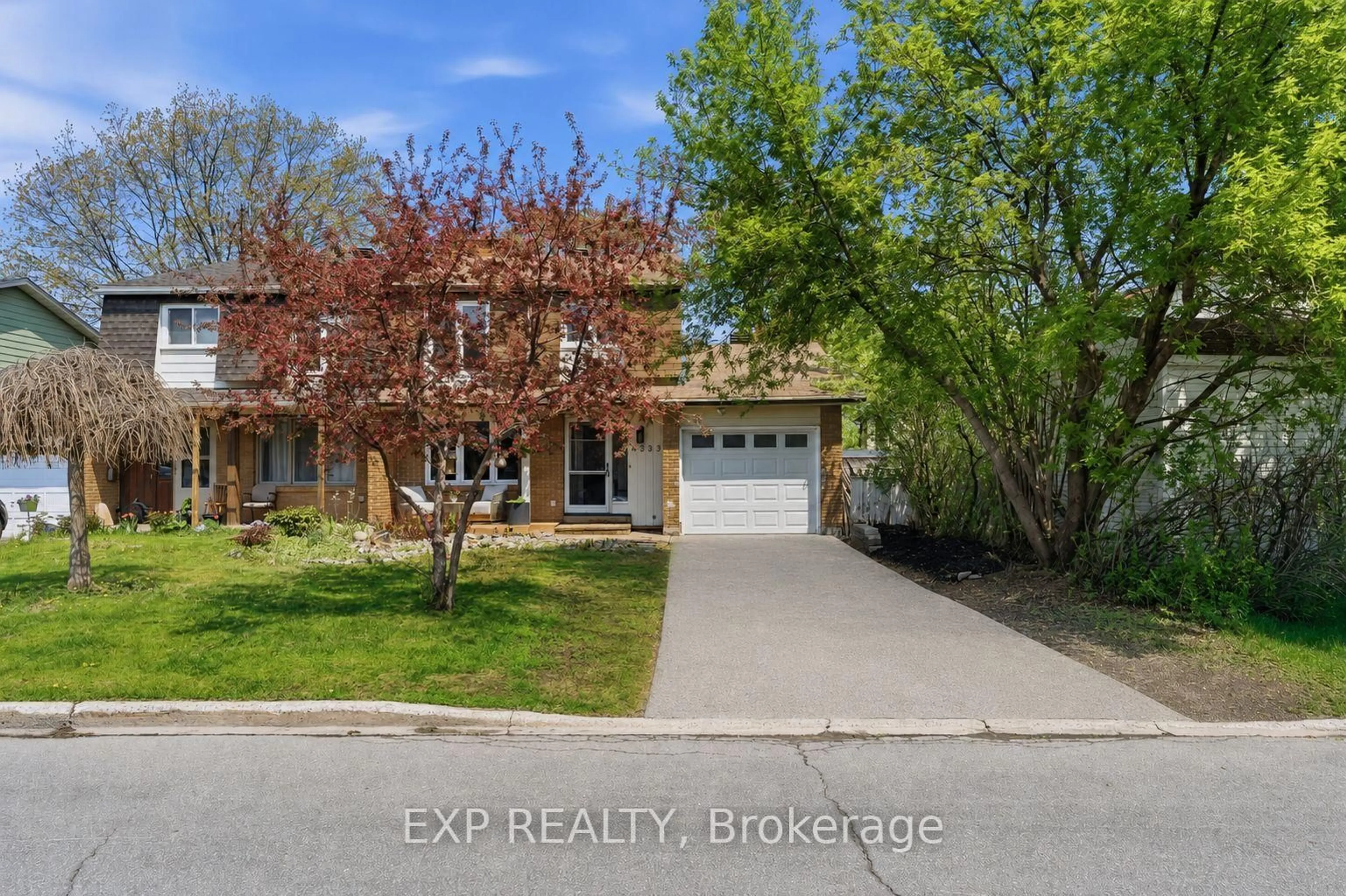 A pic from outside/outdoor area/front of a property/back of a property/a pic from drone, street for 2333 Cotters Cres, Ottawa Ontario K1V 8Y7