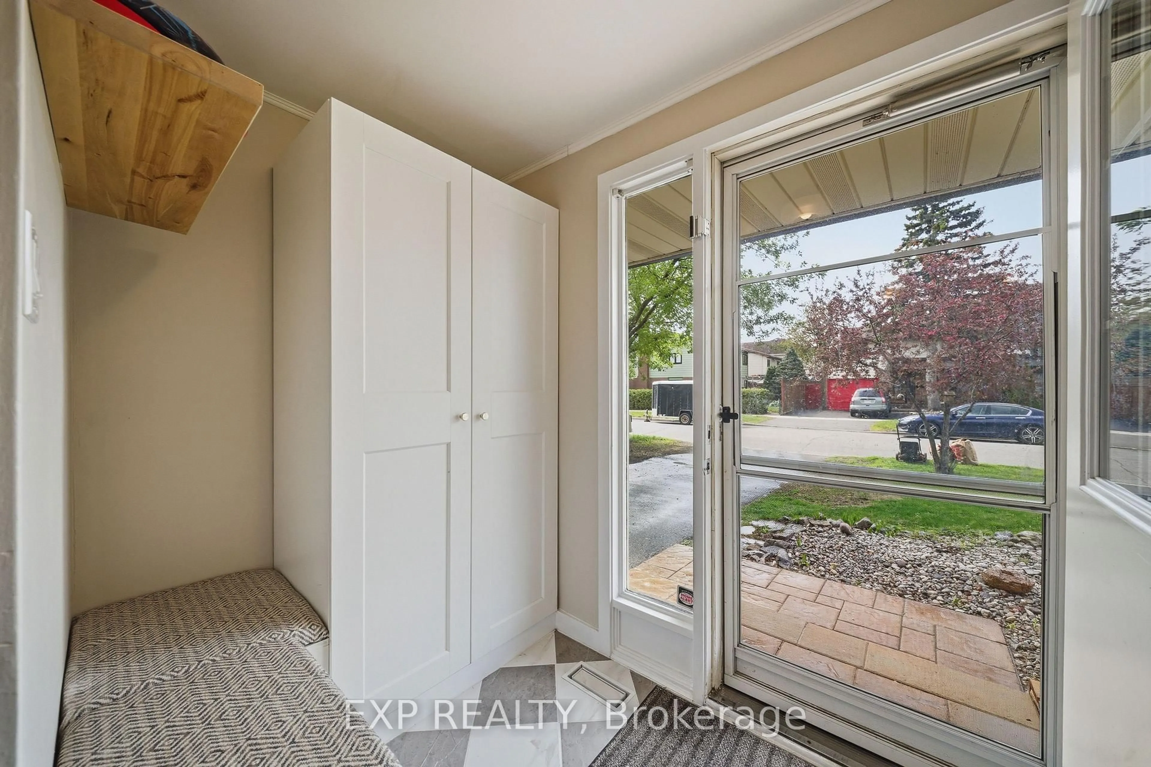 Indoor entryway for 2333 Cotters Cres, Ottawa Ontario K1V 8Y7