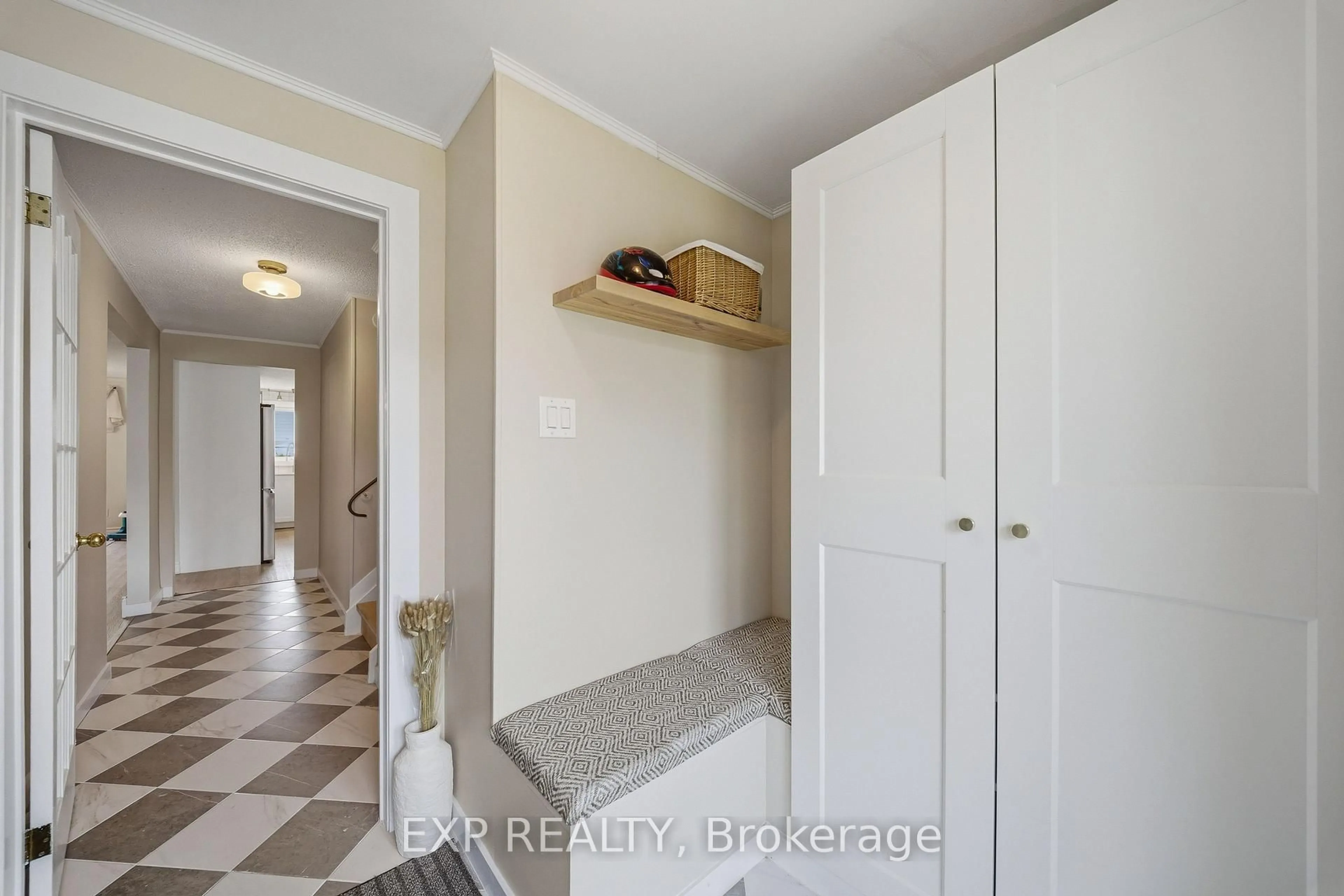 Indoor entryway for 2333 Cotters Cres, Ottawa Ontario K1V 8Y7