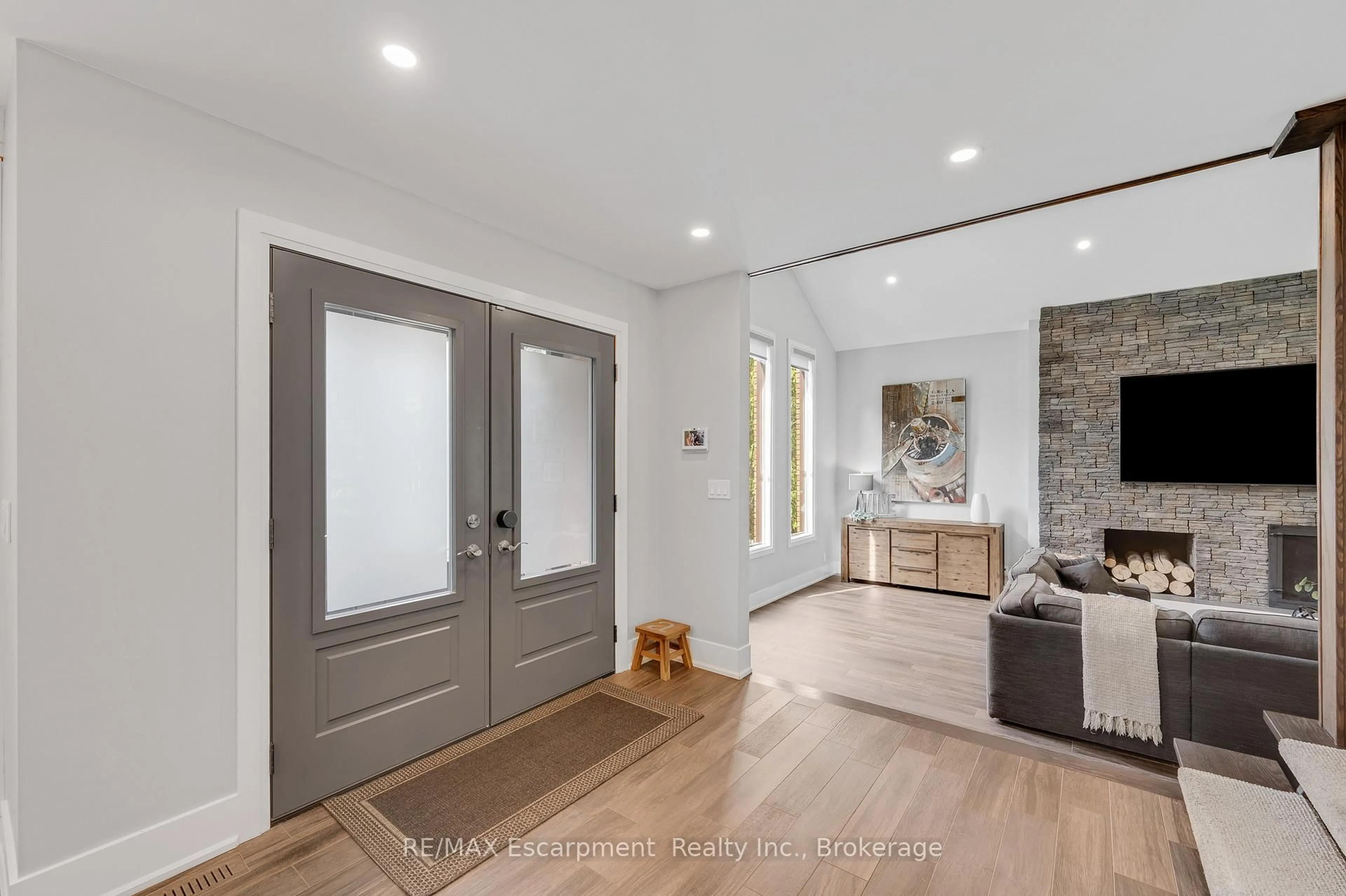 Indoor entryway for 2092 Highway 6, Hamilton Ontario N0B 2J0
