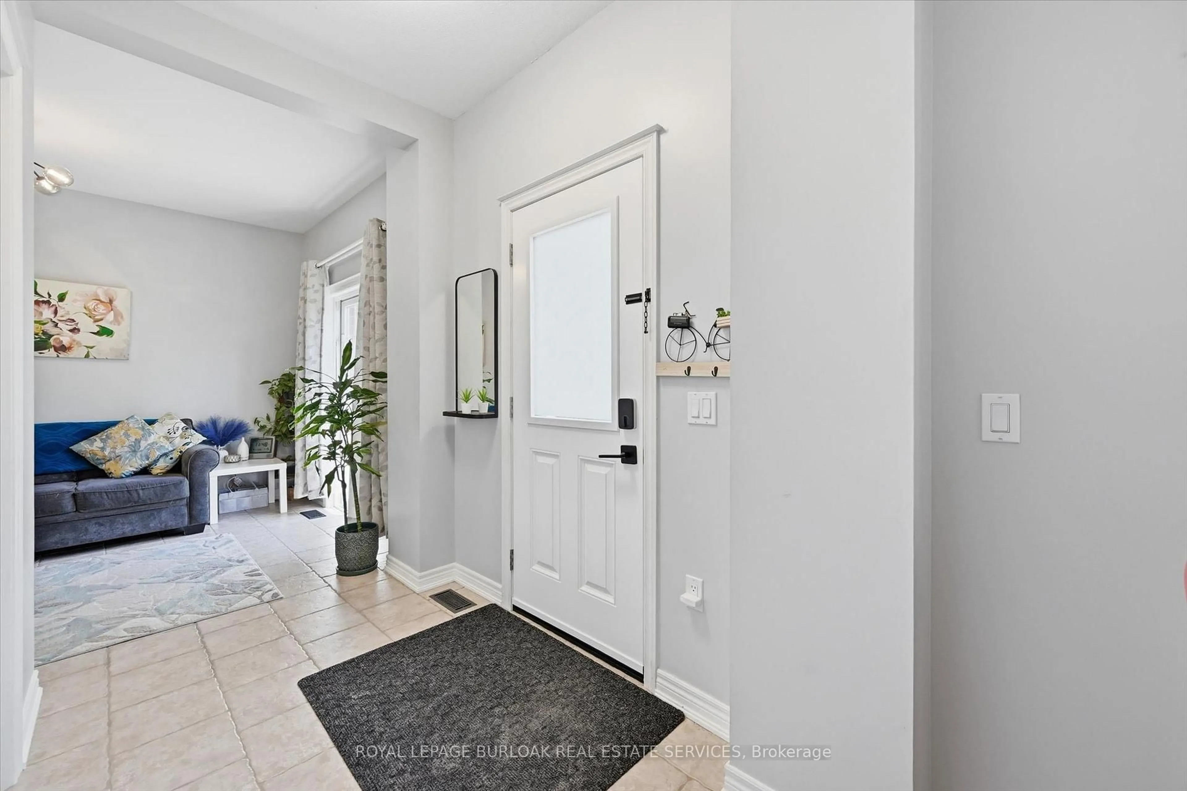 Indoor entryway for 1085 Harrogate Dr #35, Hamilton Ontario L9K 1R2