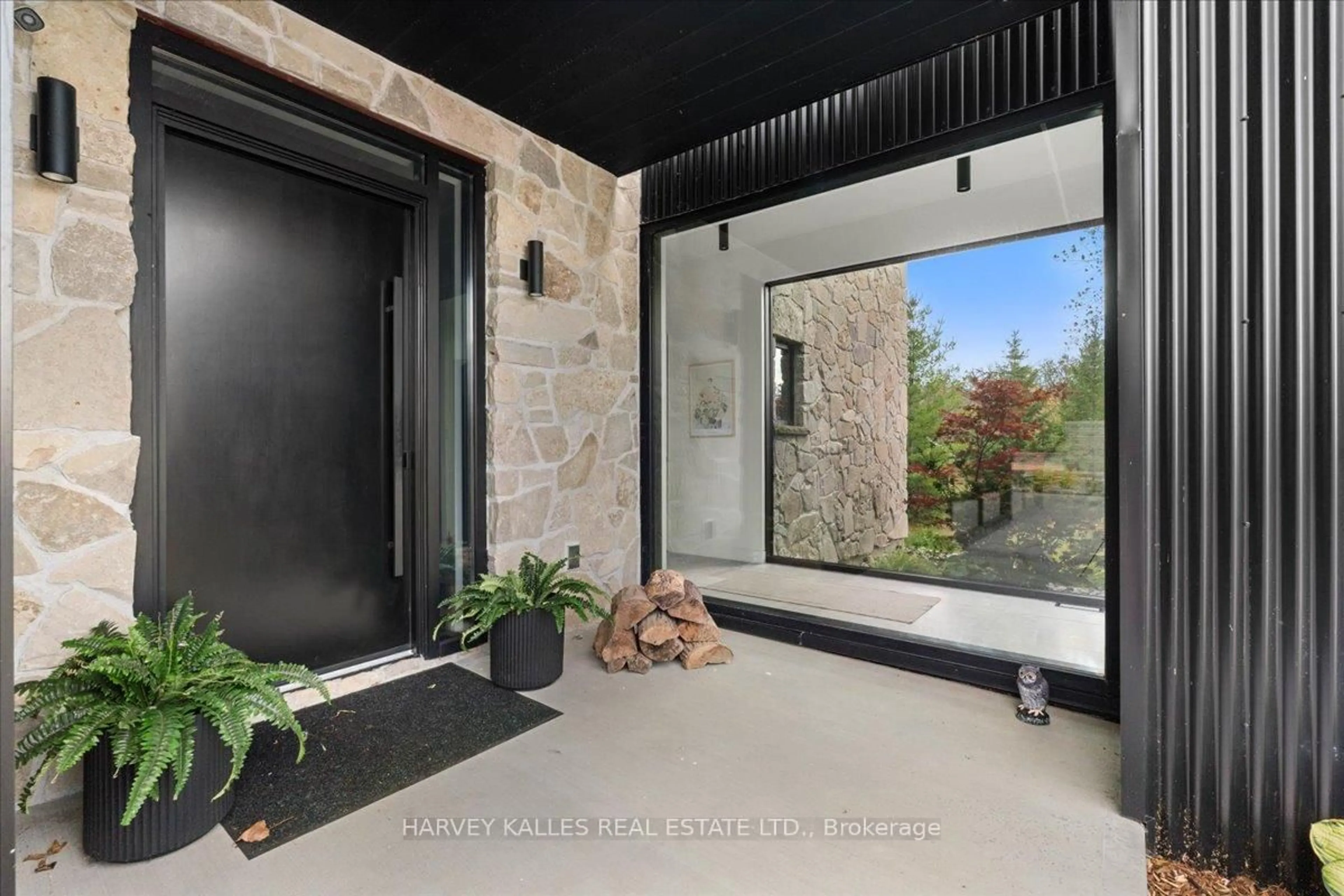 Indoor entryway for 690 WEESE Rd, Prince Edward County Ontario K0K 1L0