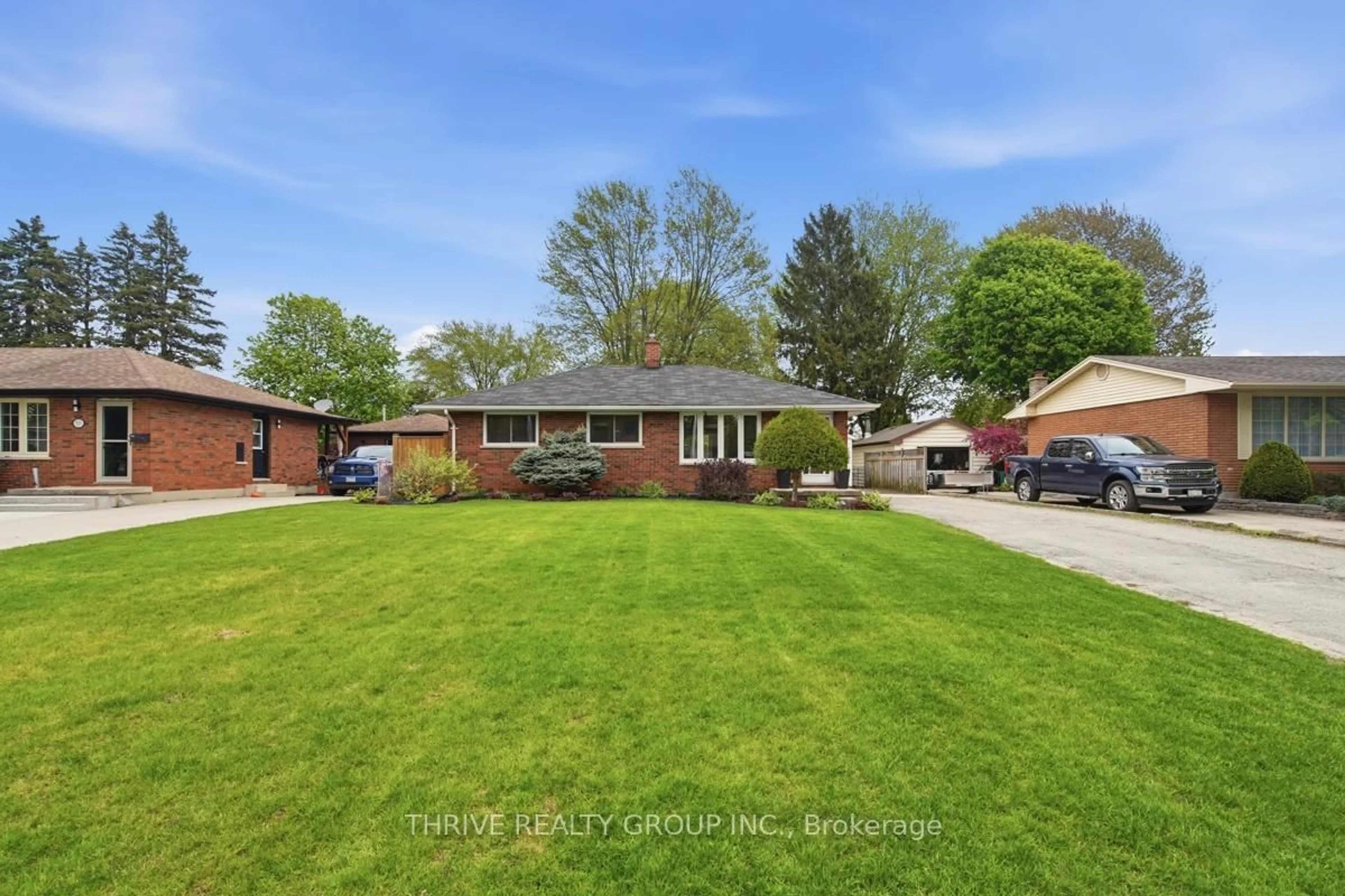 A pic from outside/outdoor area/front of a property/back of a property/a pic from drone, street for 329 STRATHROYAL Ave, Strathroy-Caradoc Ontario N7G 3G5