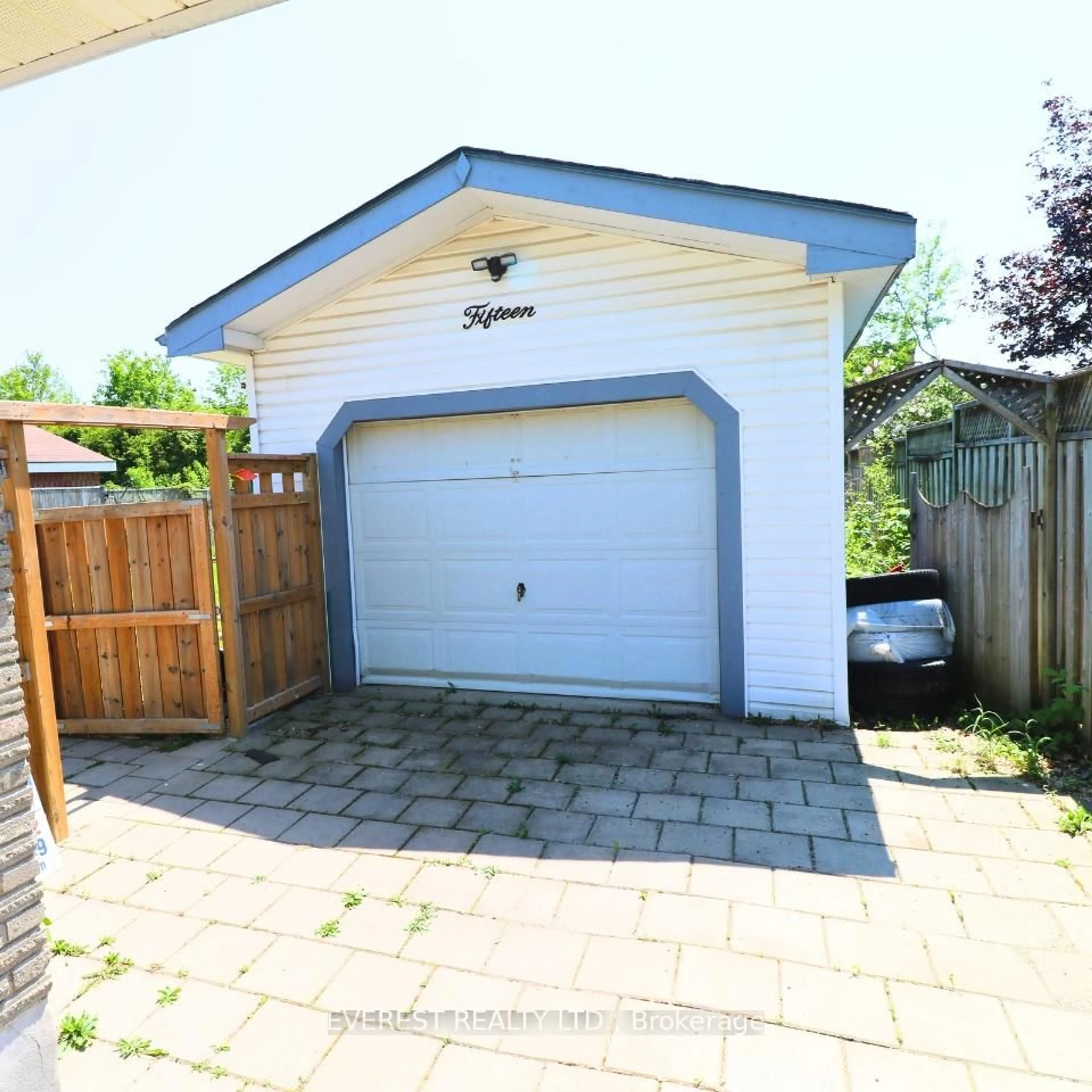 Unknown for 15 OAKVILLE Ave, London East Ontario N5V 2R9