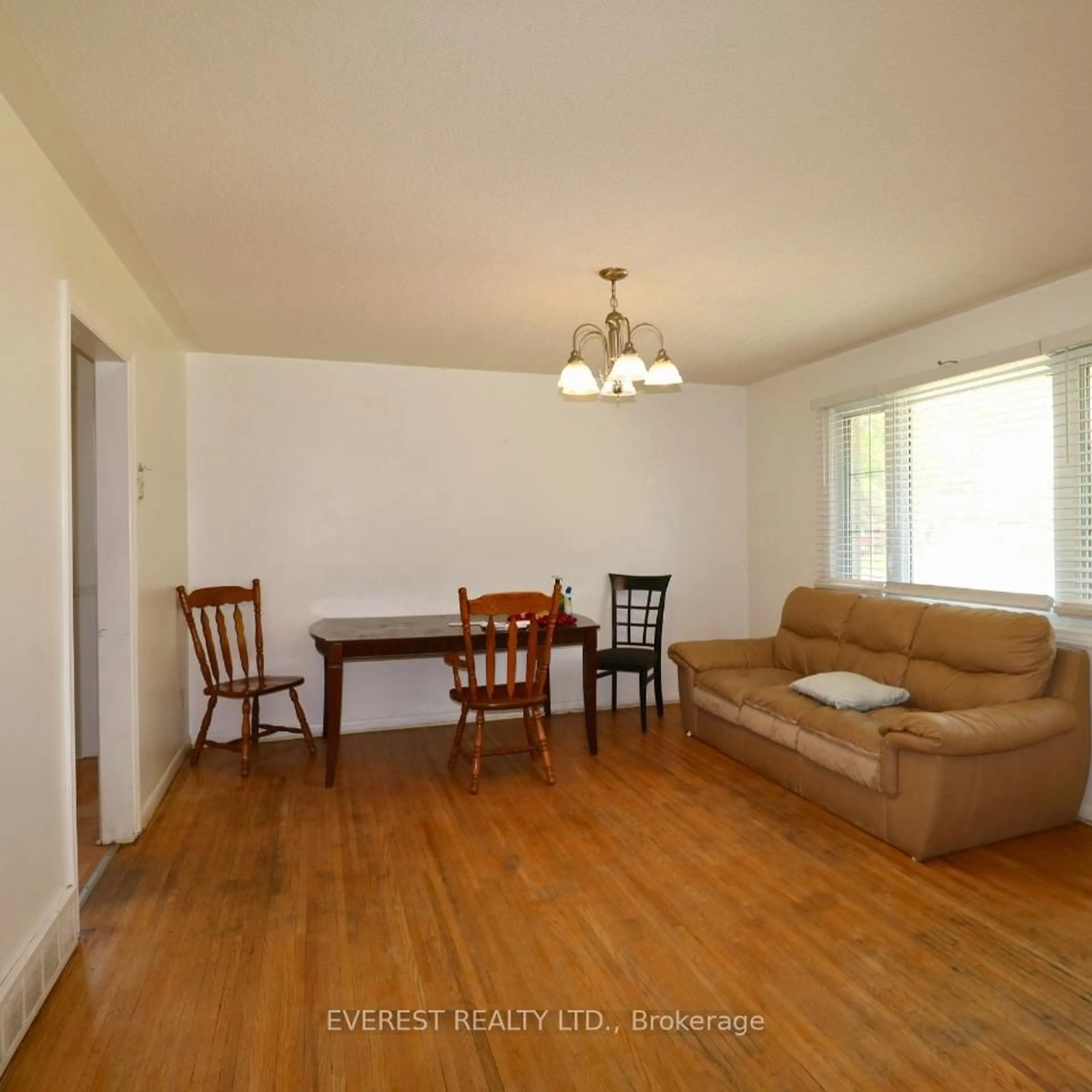 Living room with furniture, wood/laminate floor for 15 OAKVILLE Ave, London East Ontario N5V 2R9