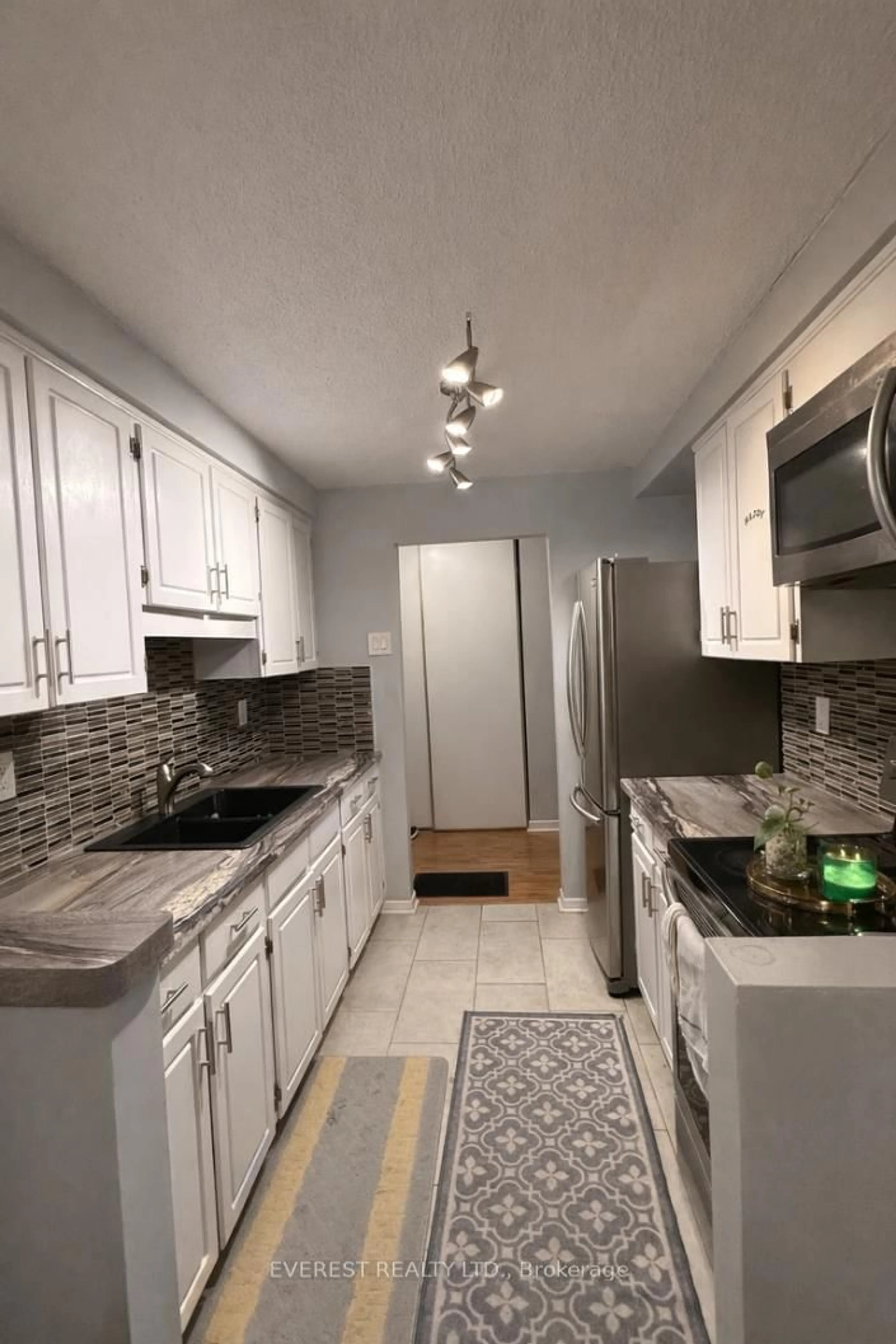 Standard kitchen, unknown for 276 Oakdale Ave #408, St. Catharines Ontario L2P 3S5