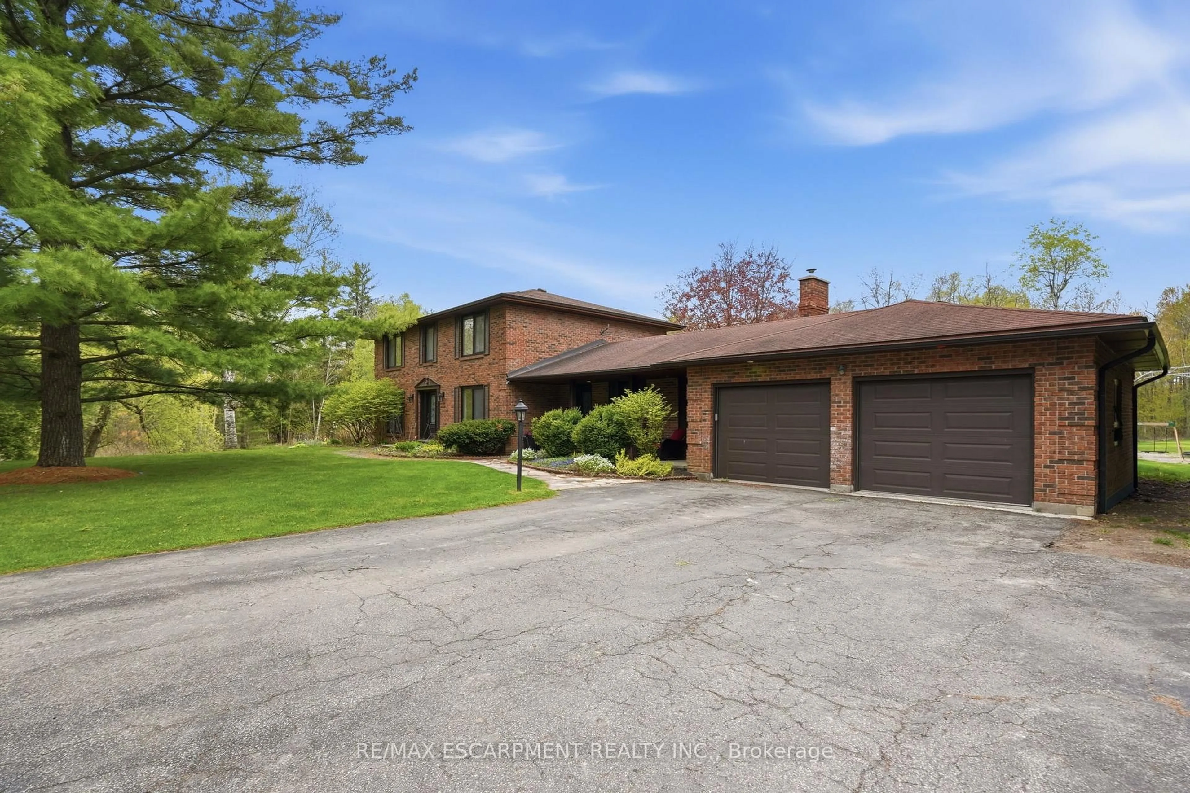 A pic from outside/outdoor area/front of a property/back of a property/a pic from drone, street for 3918 Maddaugh Rd, Puslinch Ontario N0B 2J0