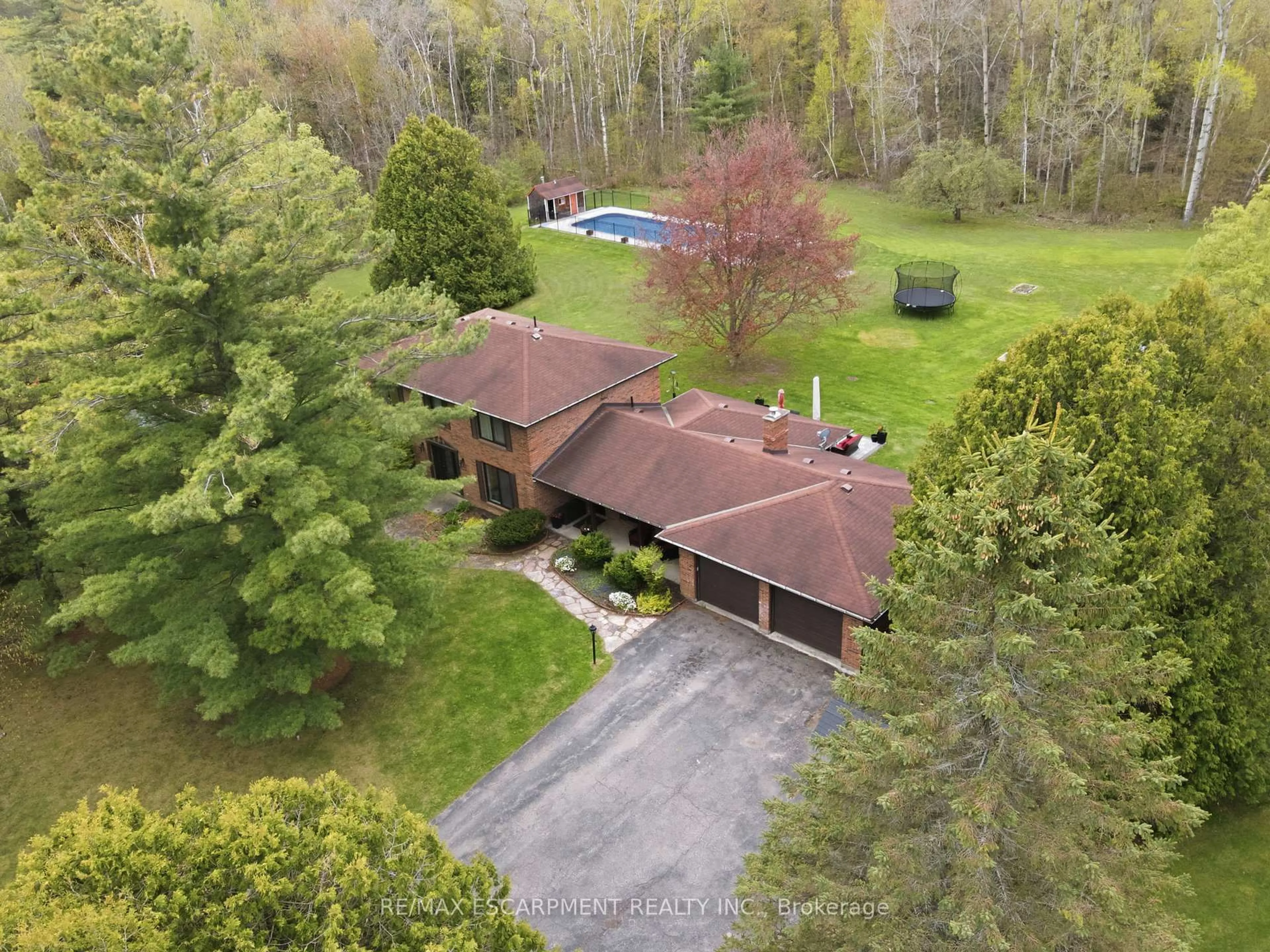 A pic from outside/outdoor area/front of a property/back of a property/a pic from drone, unknown for 3918 Maddaugh Rd, Puslinch Ontario N0B 2J0