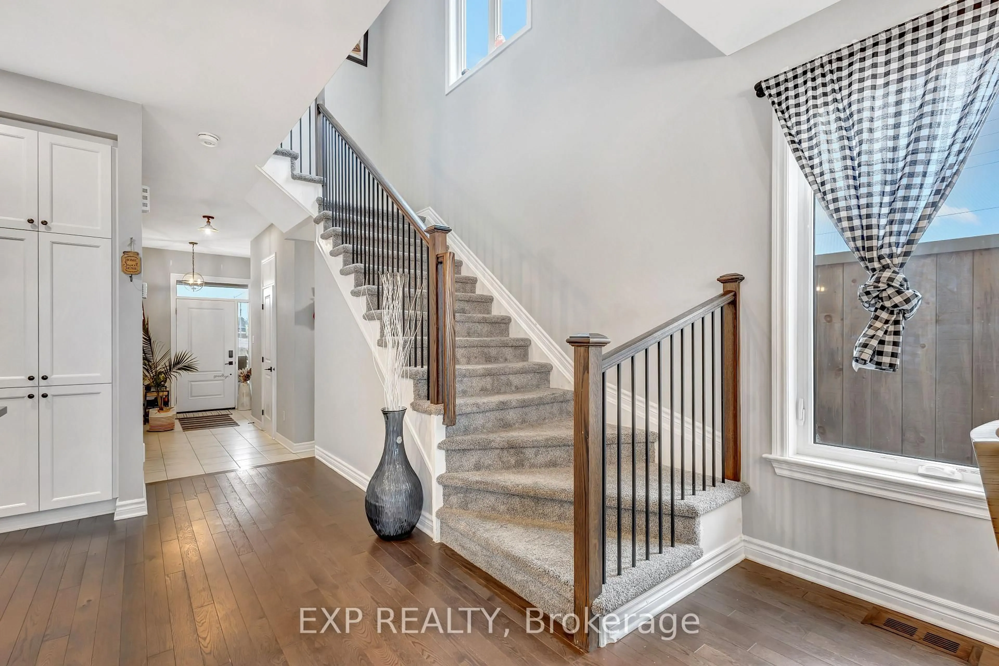 Indoor entryway for 180 JARDINIERE St, Ottawa Ontario K2S 2K1