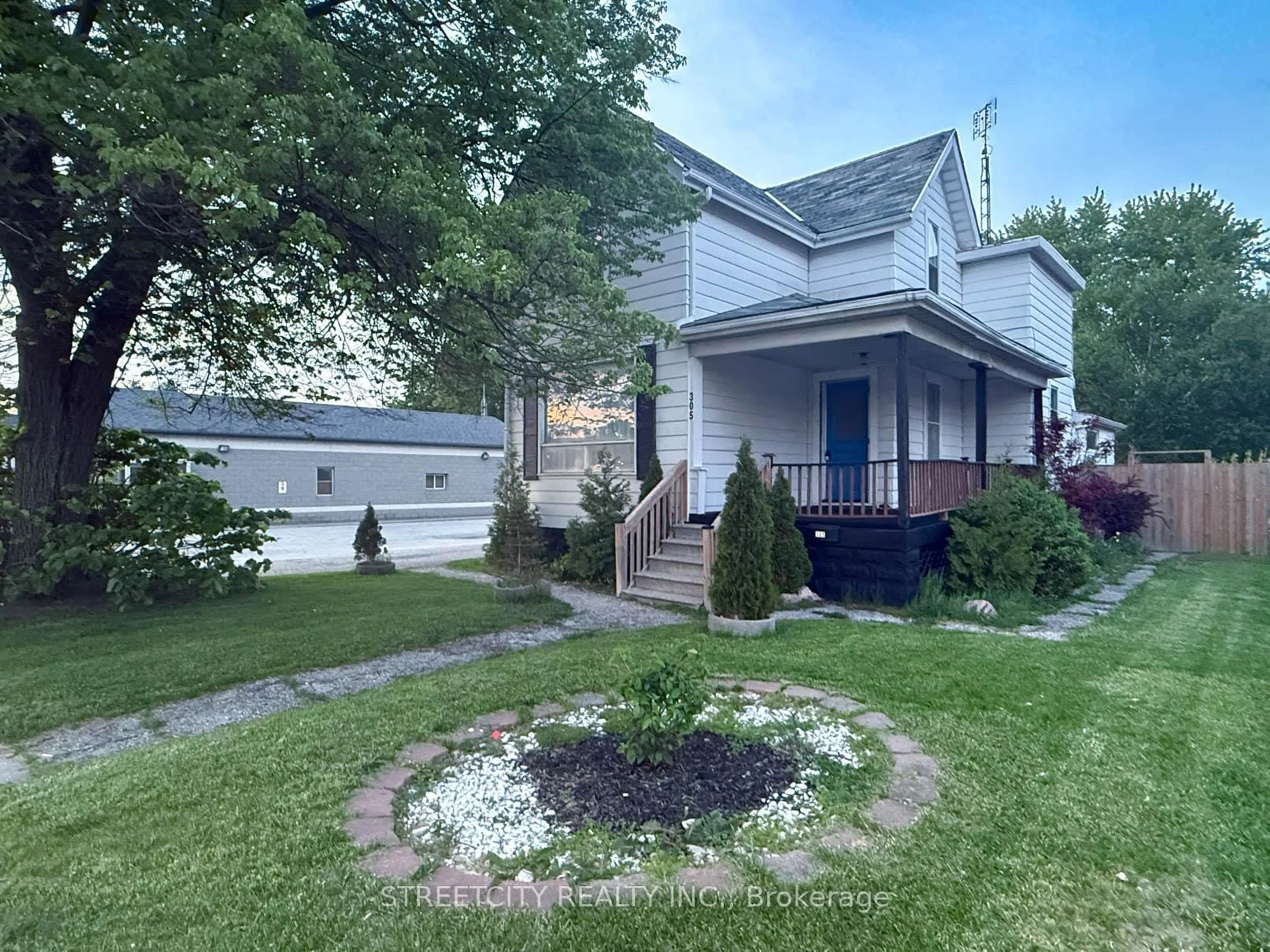 A pic from outside/outdoor area/front of a property/back of a property/a pic from drone, street for 305 St Clair St, Chatham-Kent Ontario N7L 7R1