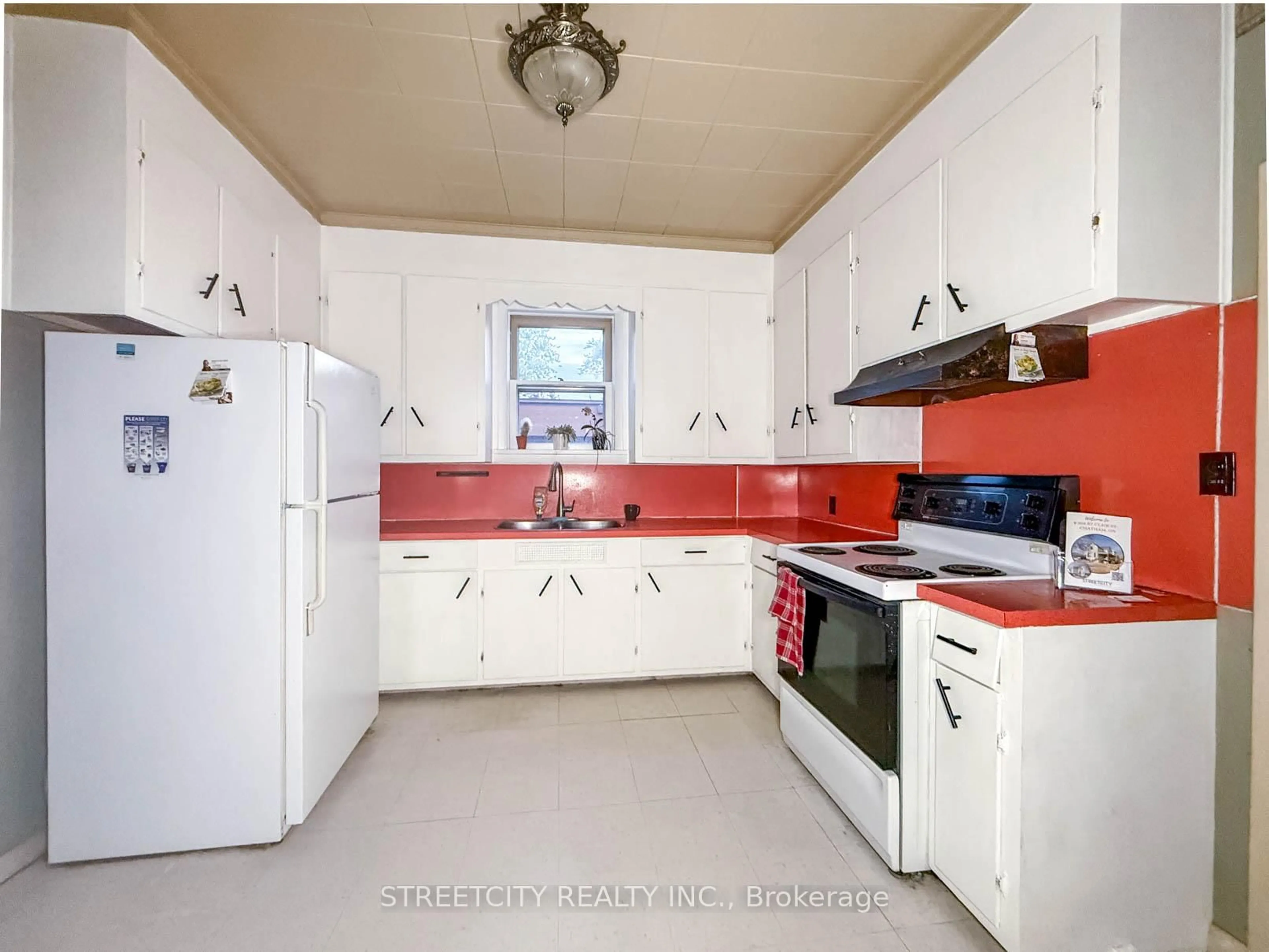 Standard kitchen, ceramic/tile floor for 305 St Clair St, Chatham-Kent Ontario N7L 7R1