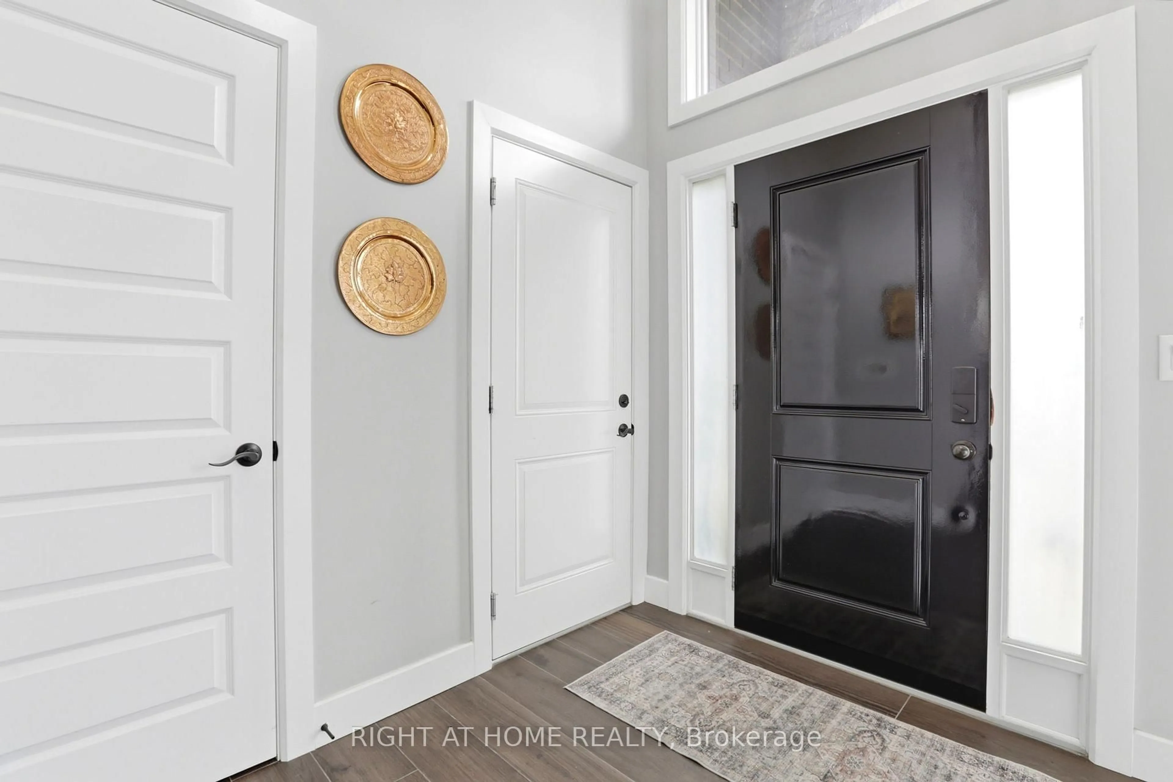 Indoor entryway for 114 Tuscany Tr, Chatham-Kent Ontario N7M 0R9