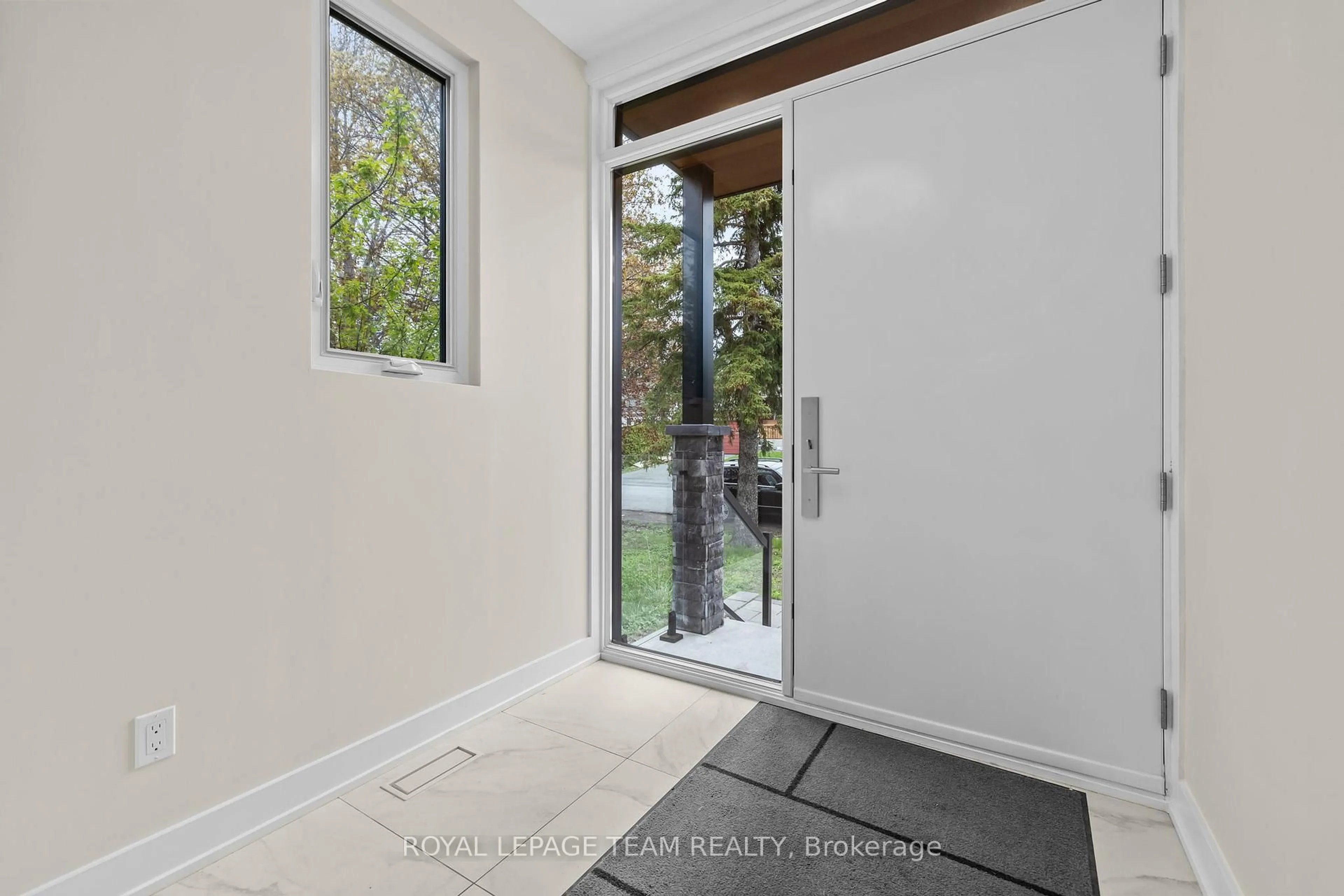 Indoor entryway for 498 Wentworth Ave, Ottawa Ontario K2B 5K1