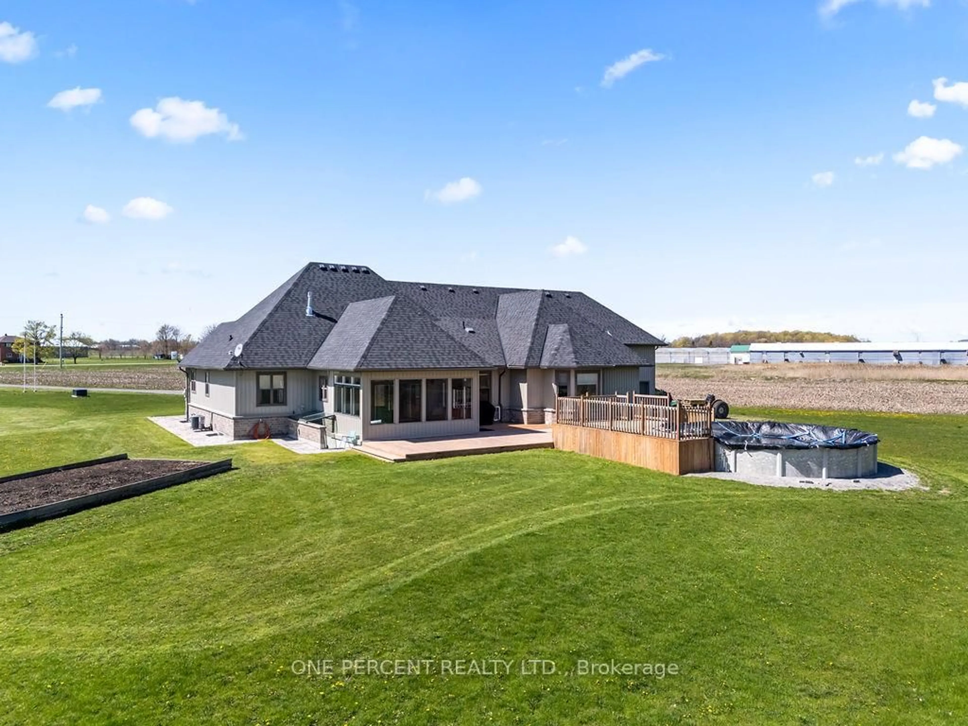 A pic from outside/outdoor area/front of a property/back of a property/a pic from drone, unknown for 3265 MOUNTAIN Rd, Lincoln Ontario L0R 1B2