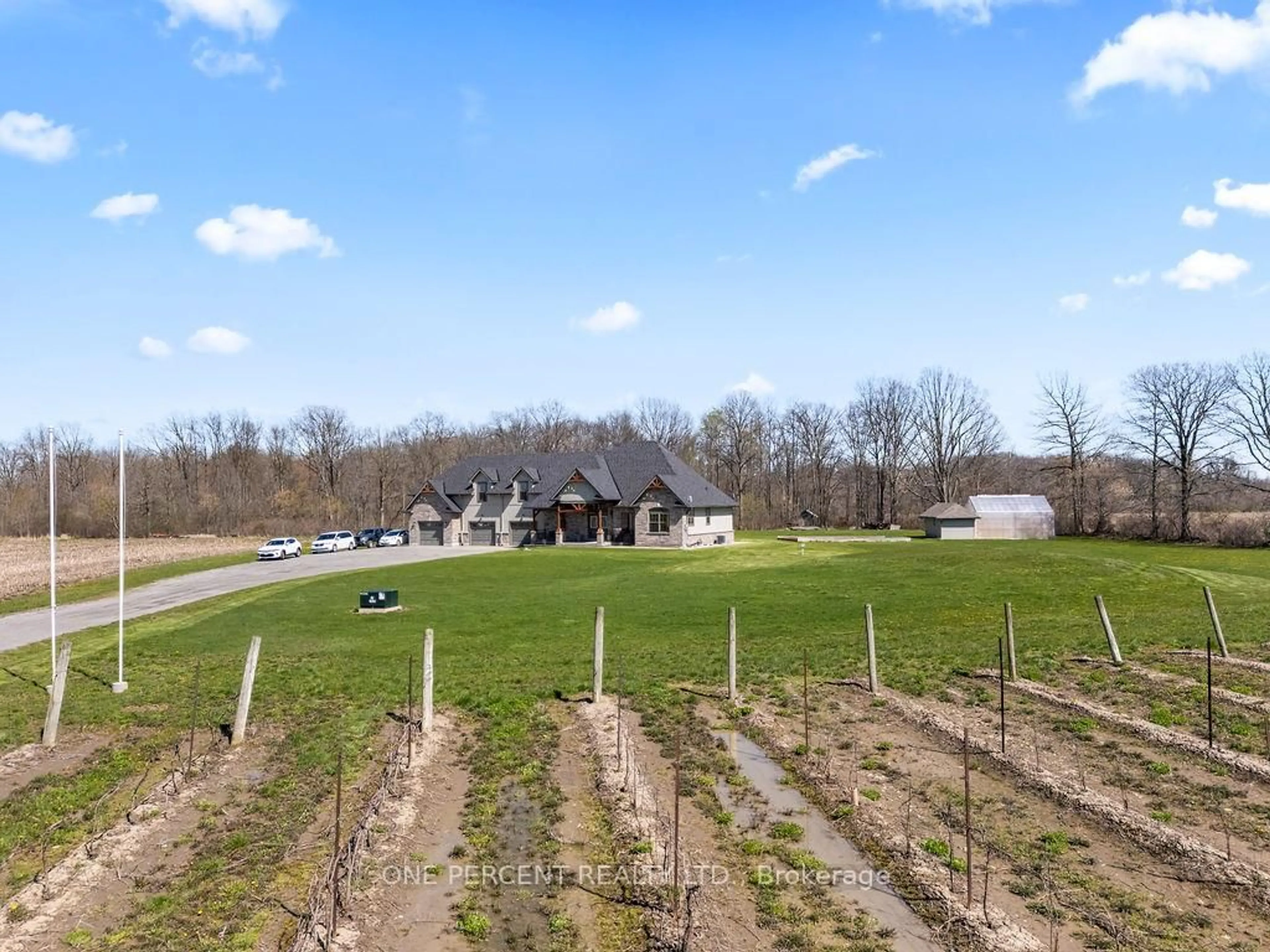 A pic from outside/outdoor area/front of a property/back of a property/a pic from drone, unknown for 3265 MOUNTAIN Rd, Lincoln Ontario L0R 1B2