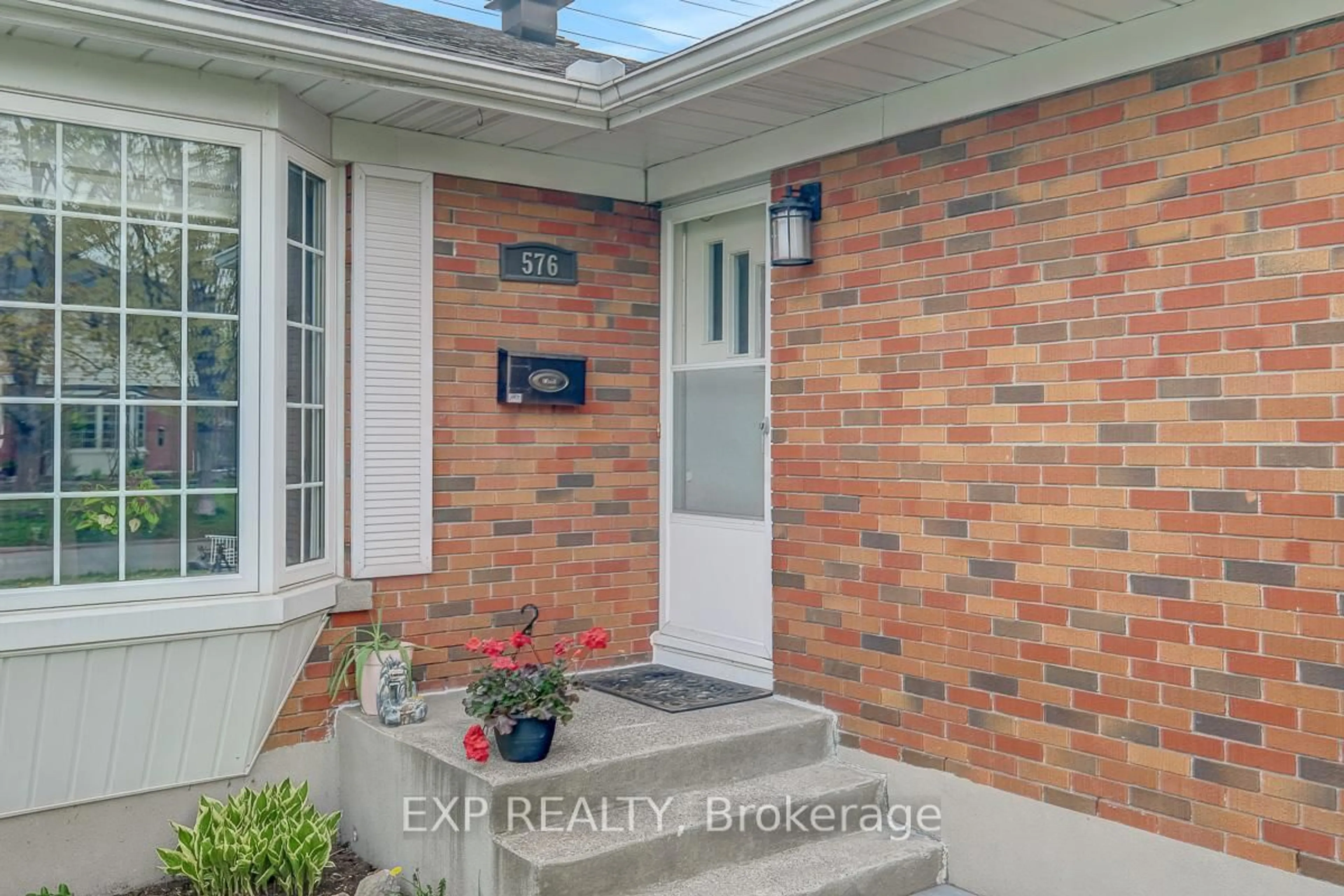 Indoor entryway for 576 Browning Ave, Ottawa Ontario K1G 0T4