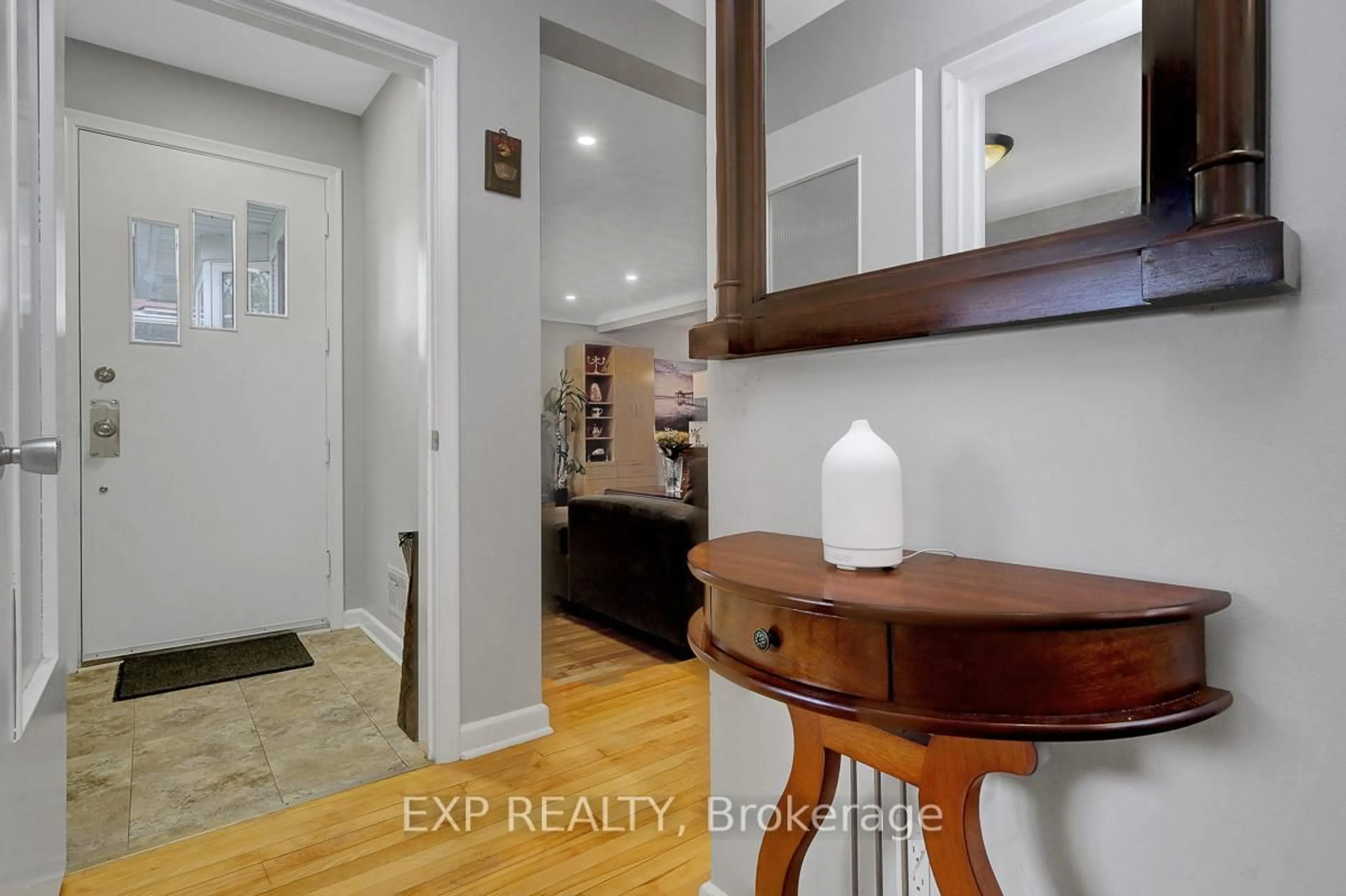 Indoor entryway for 576 Browning Ave, Ottawa Ontario K1G 0T4