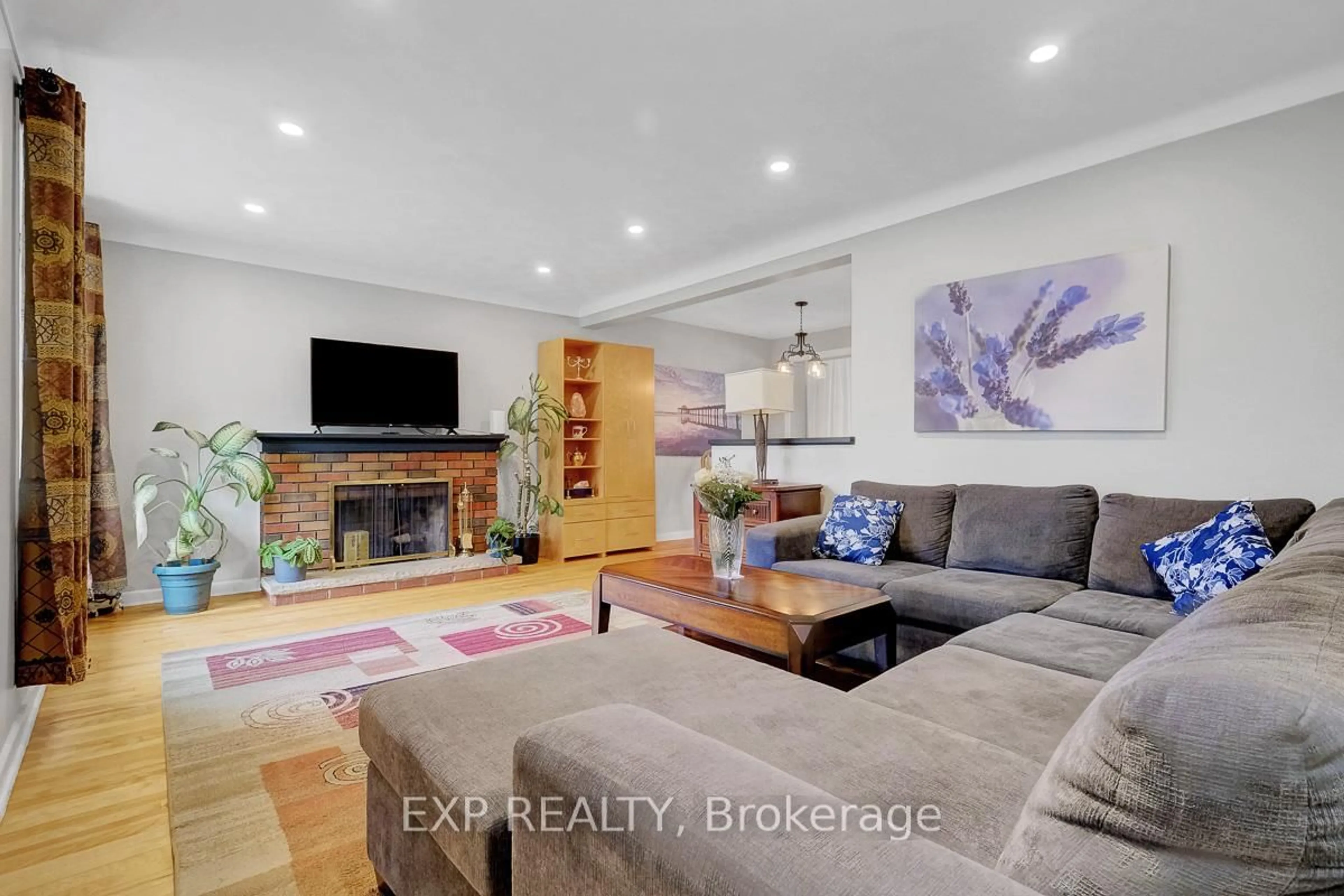 Living room with furniture, ceramic/tile floor for 576 Browning Ave, Ottawa Ontario K1G 0T4