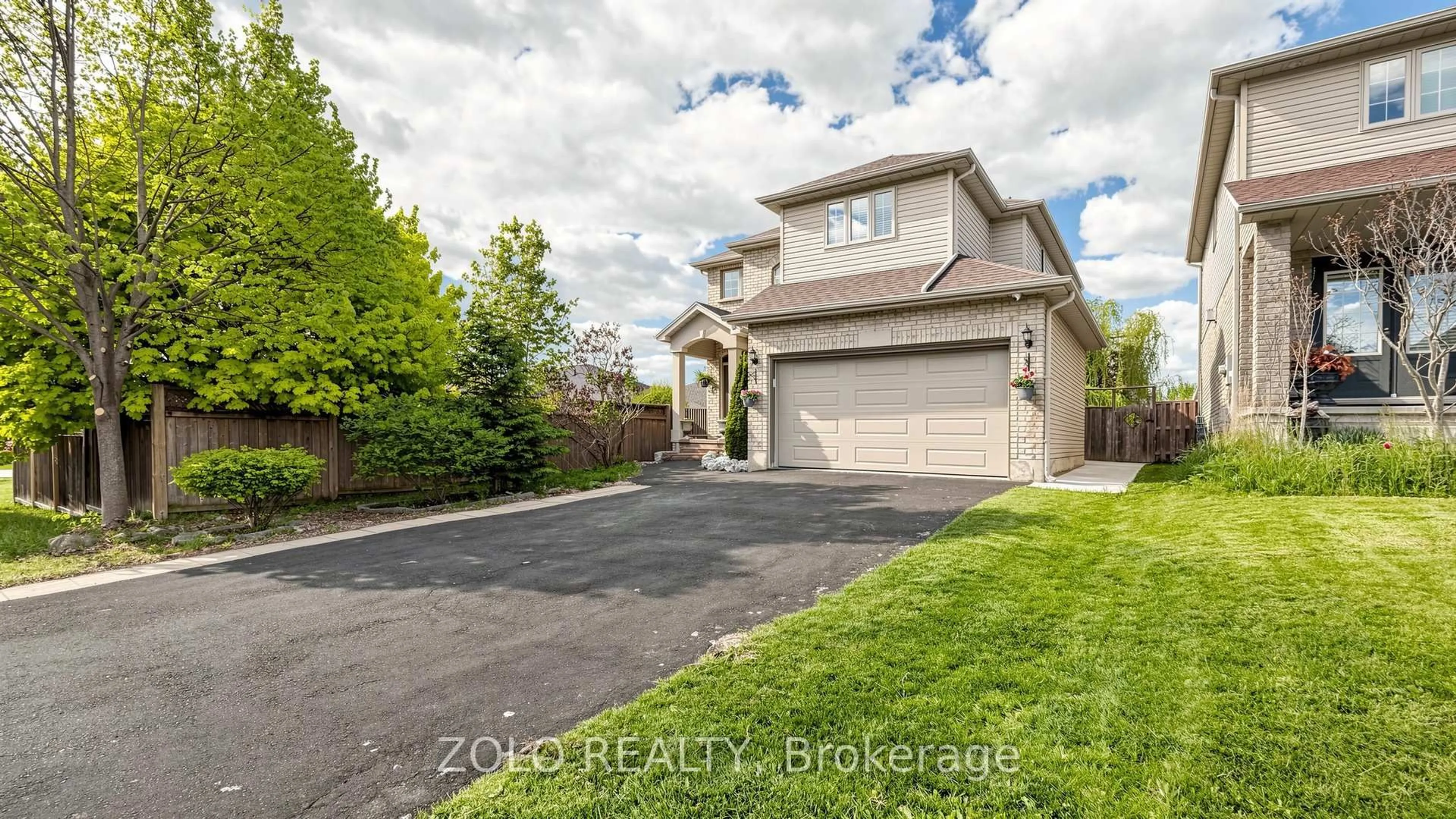 A pic from outside/outdoor area/front of a property/back of a property/a pic from drone, street for 5 Gaal Crt, Brantford Ontario N3T 6R4