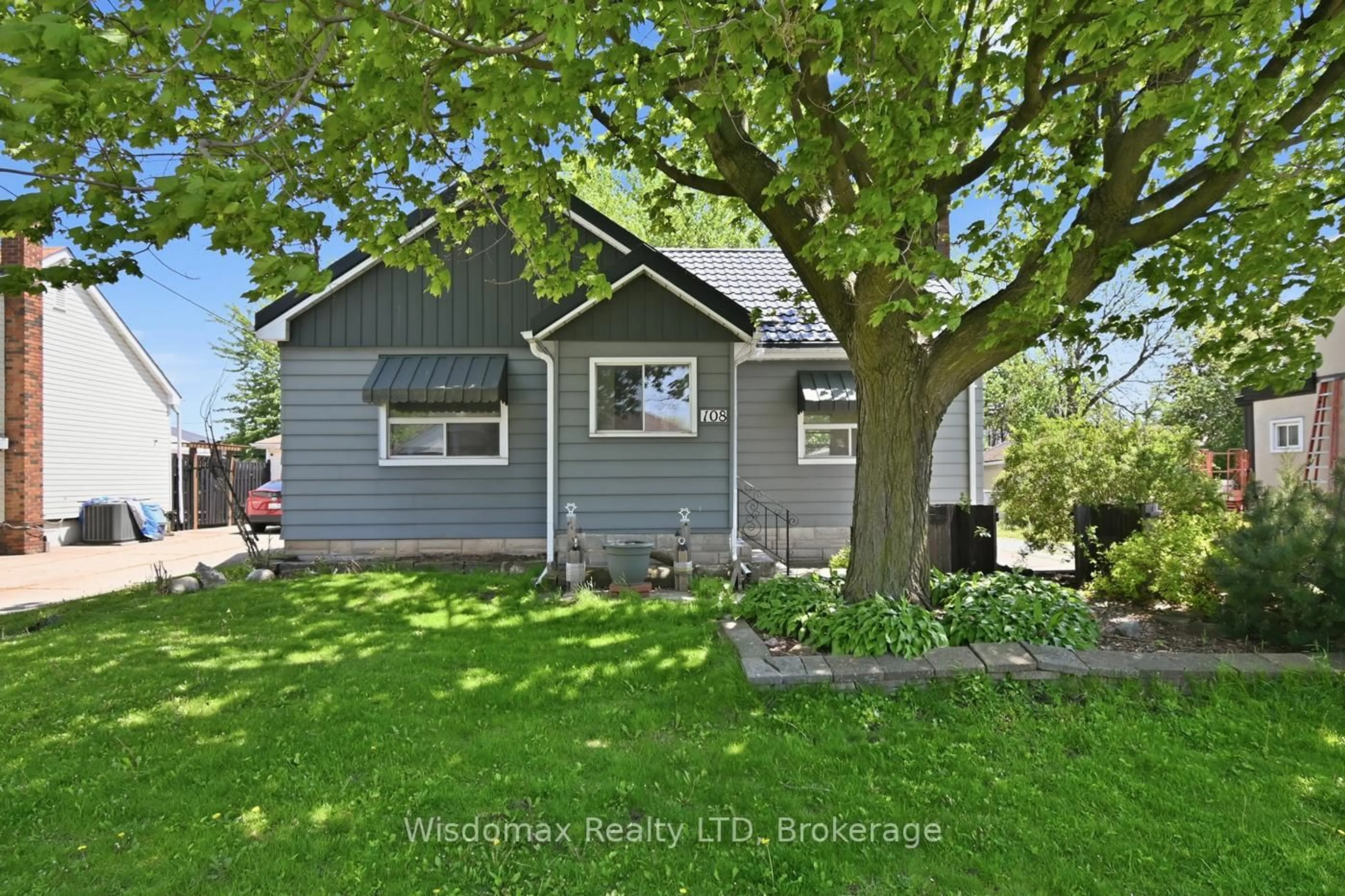 Home with vinyl exterior material, street for 108 Queen St, Thorold Ontario L2V 3N9