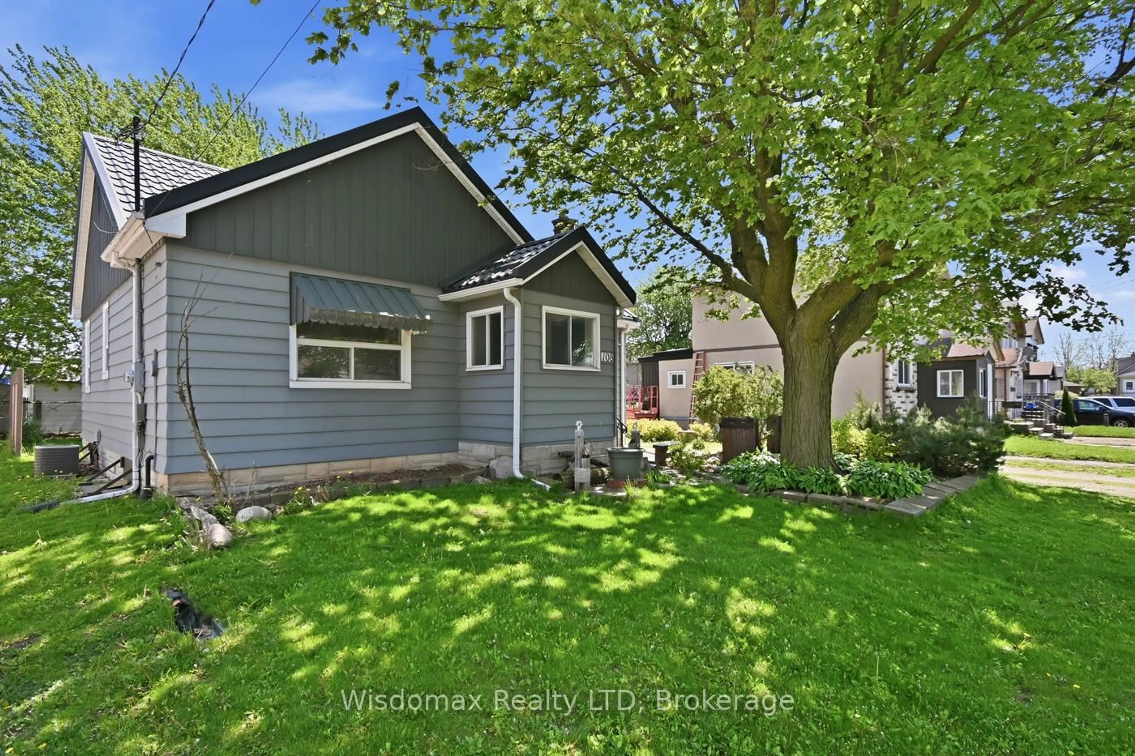 Home with vinyl exterior material, street for 108 Queen St, Thorold Ontario L2V 3N9