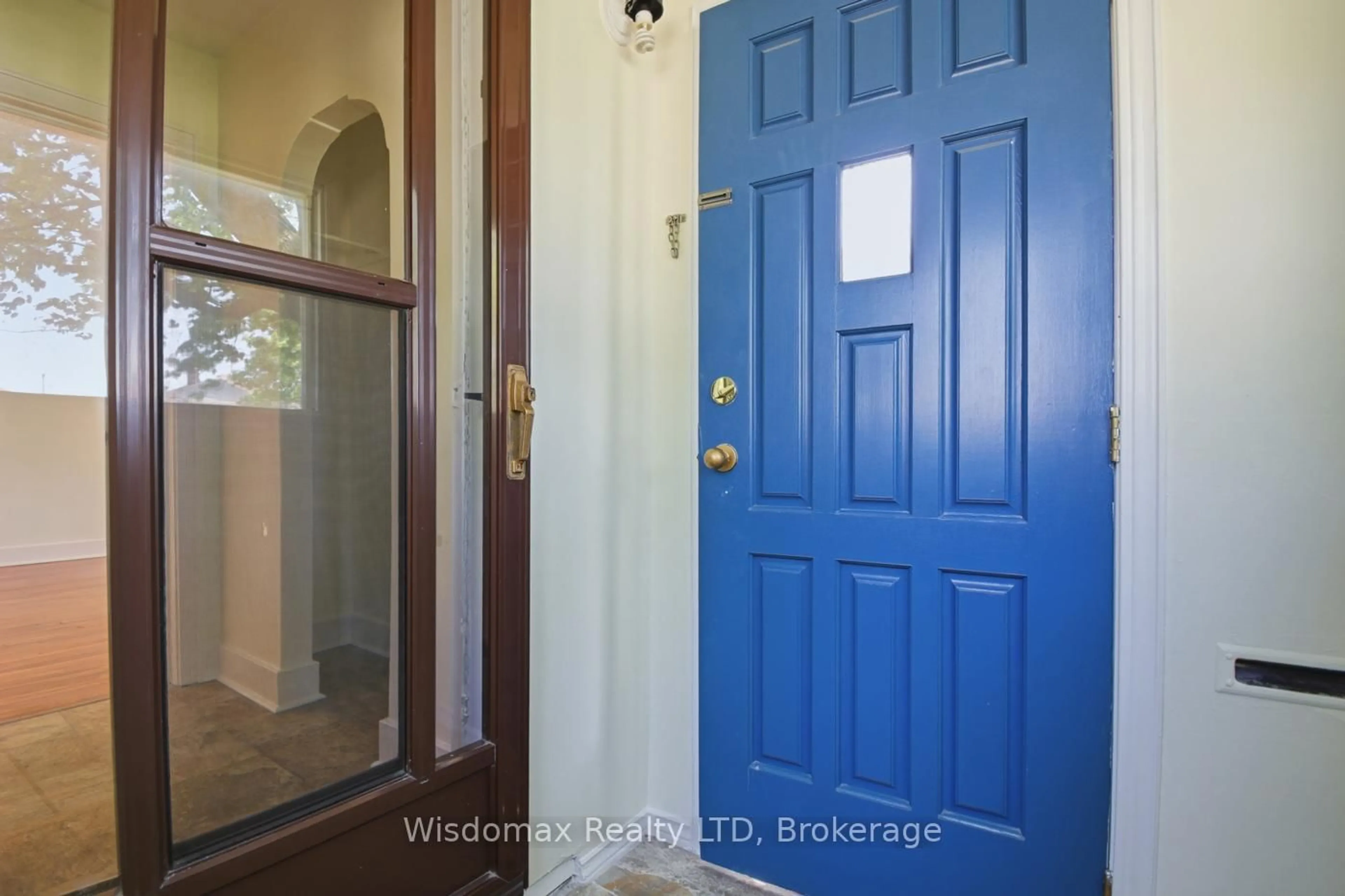 Indoor entryway for 108 Queen St, Thorold Ontario L2V 3N9