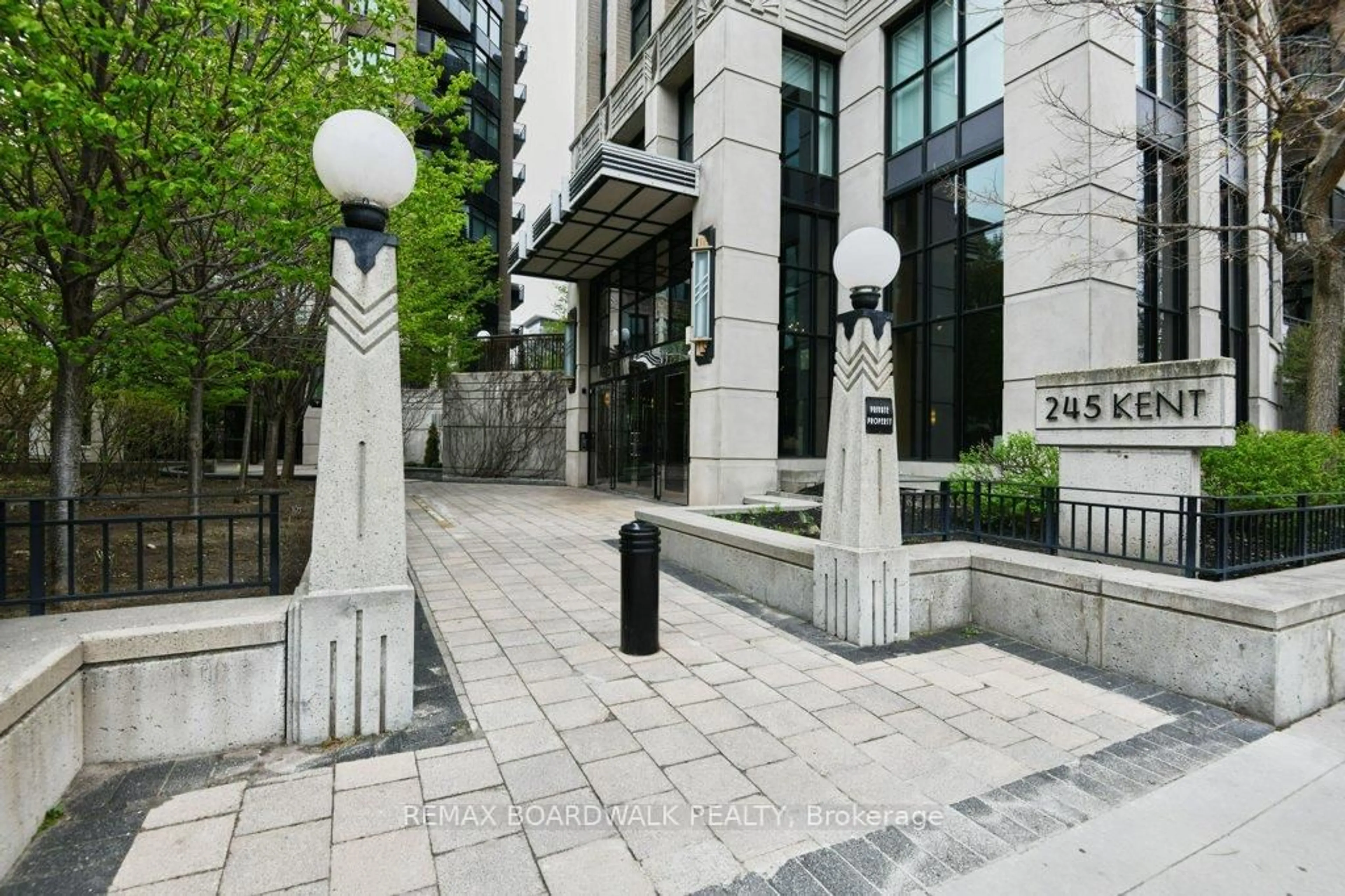 Patio, street for 245 Kent St #702, Ottawa Ontario K2P 0A5