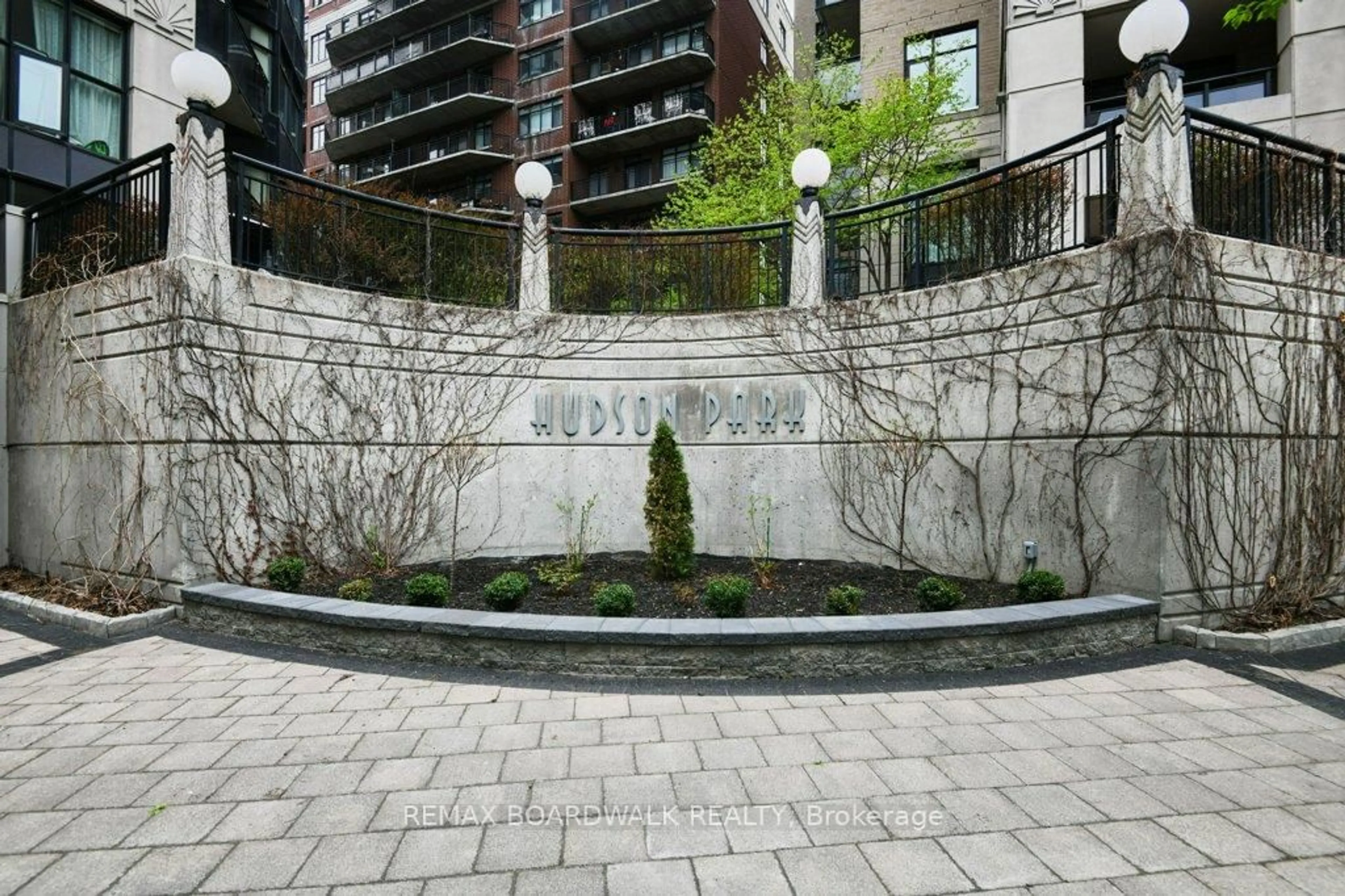 Patio, street for 245 Kent St #702, Ottawa Ontario K2P 0A5