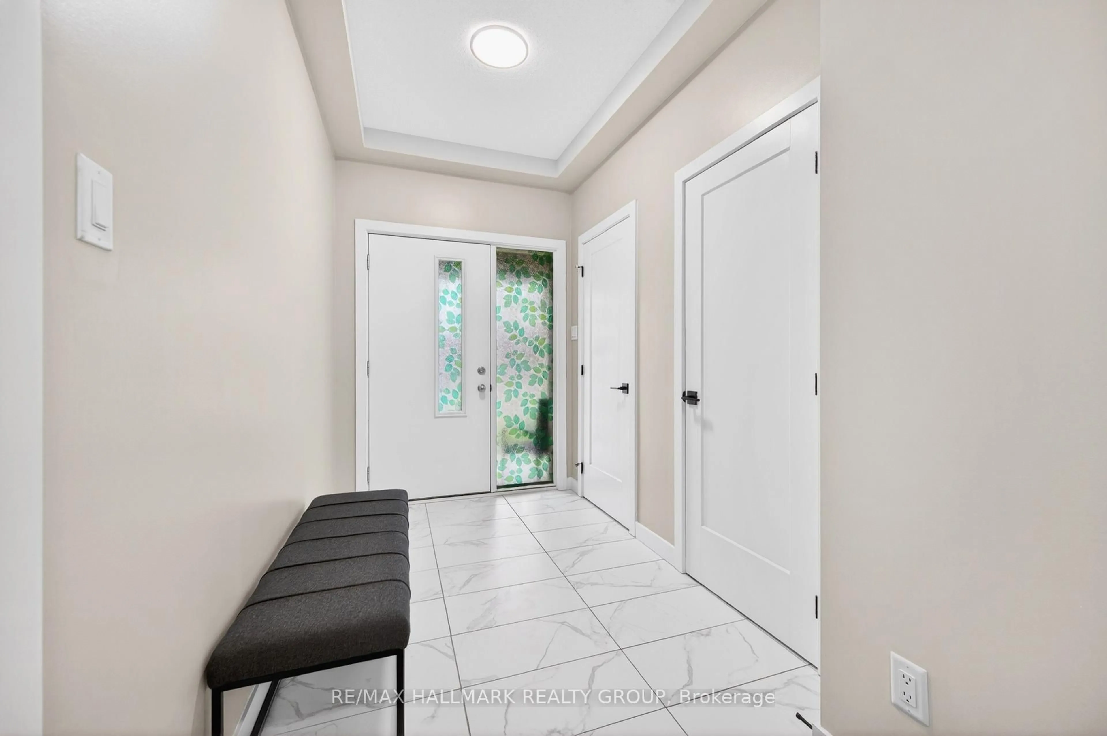 Indoor entryway for 843 Sendero Way, Ottawa Ontario K2S 2W9