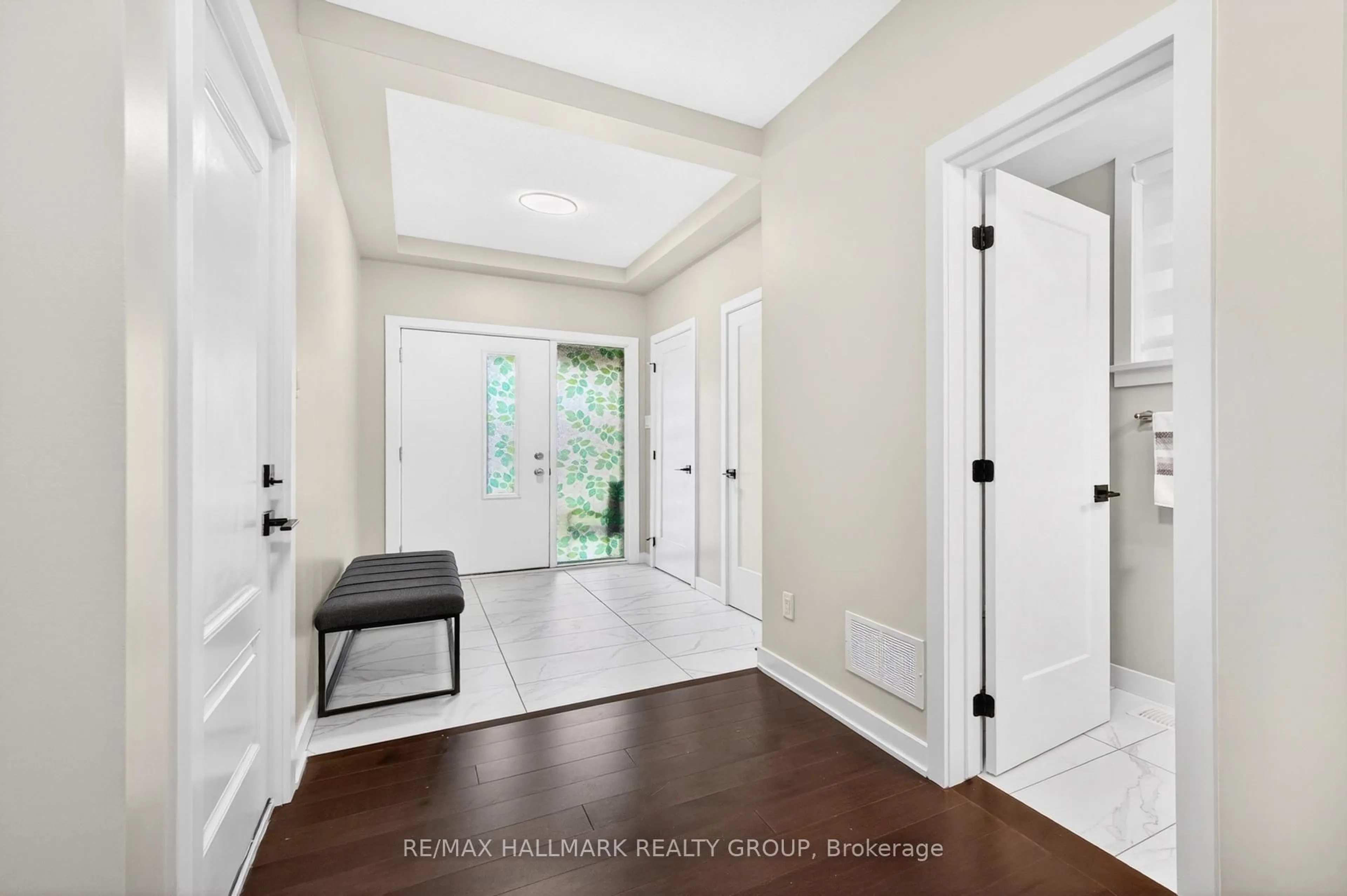 Indoor entryway for 843 Sendero Way, Ottawa Ontario K2S 2W9
