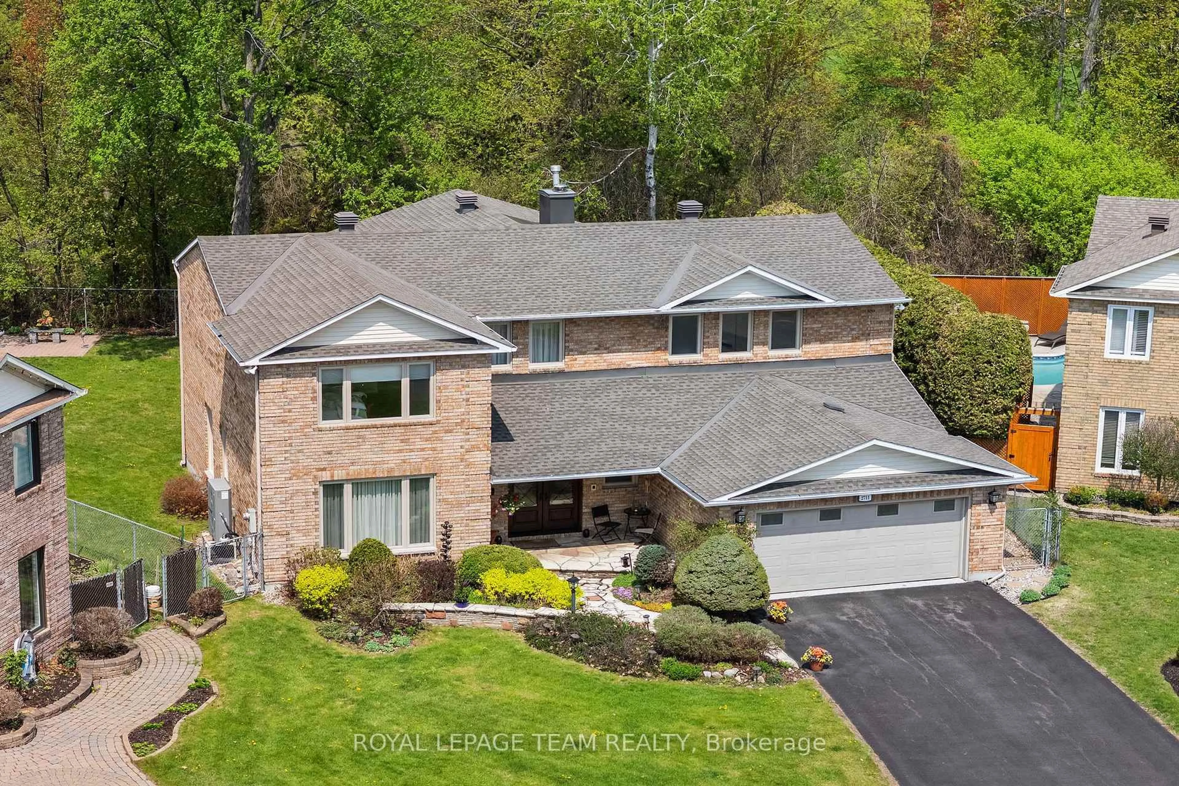 A pic from outside/outdoor area/front of a property/back of a property/a pic from drone, mountain view for 2711 Wyldewood St, Ottawa Ontario K1T 2S1