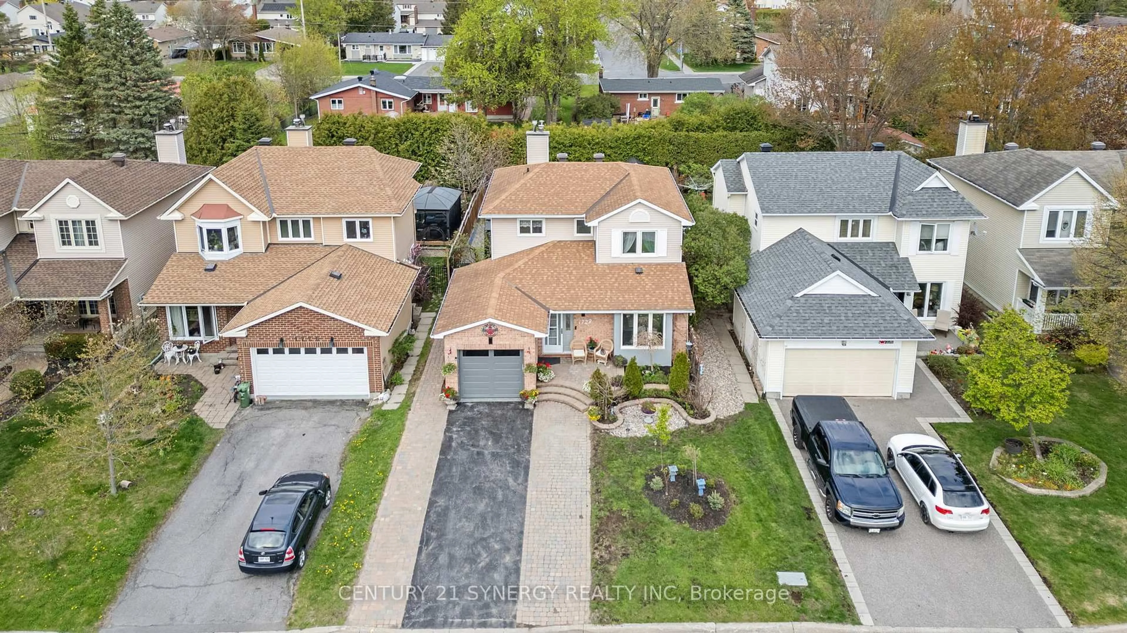 A pic from outside/outdoor area/front of a property/back of a property/a pic from drone, street for 1728 Teakdale Ave, Ottawa Ontario K1C 6M7