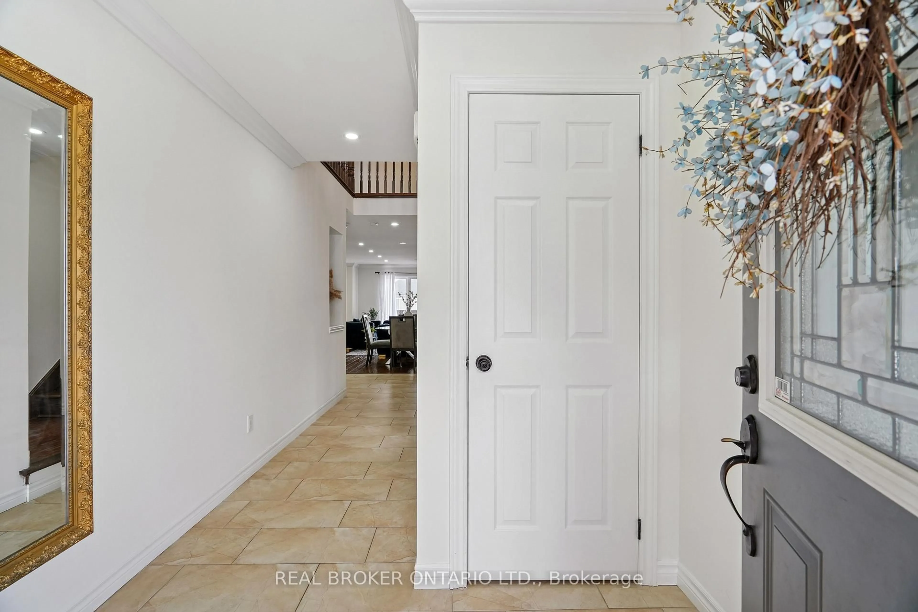Indoor entryway for 132 Coker Cres, Guelph/Eramosa Ontario N0B 2K0