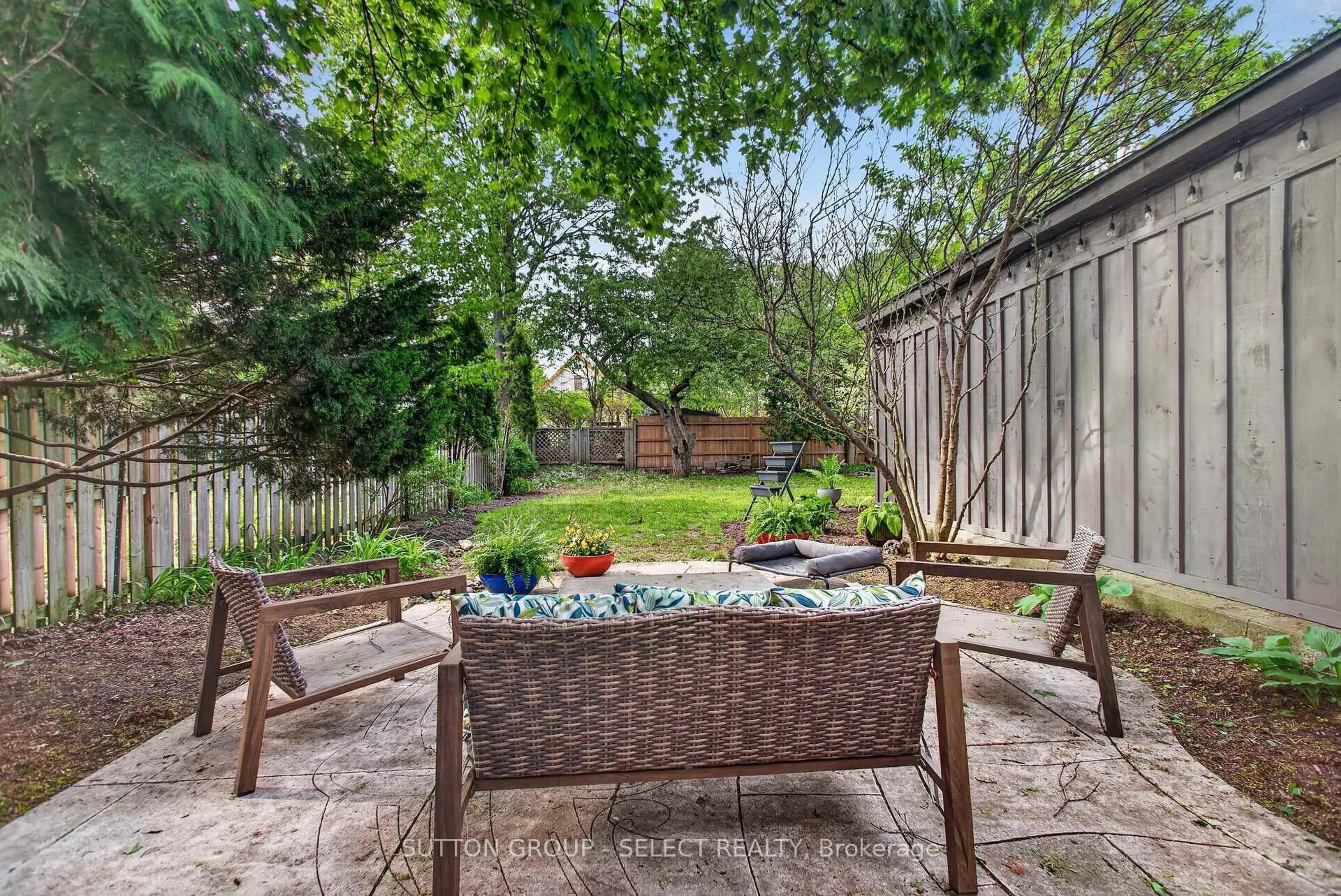 Patio, street for 14 Arthur St, London East Ontario N5Y 3B9
