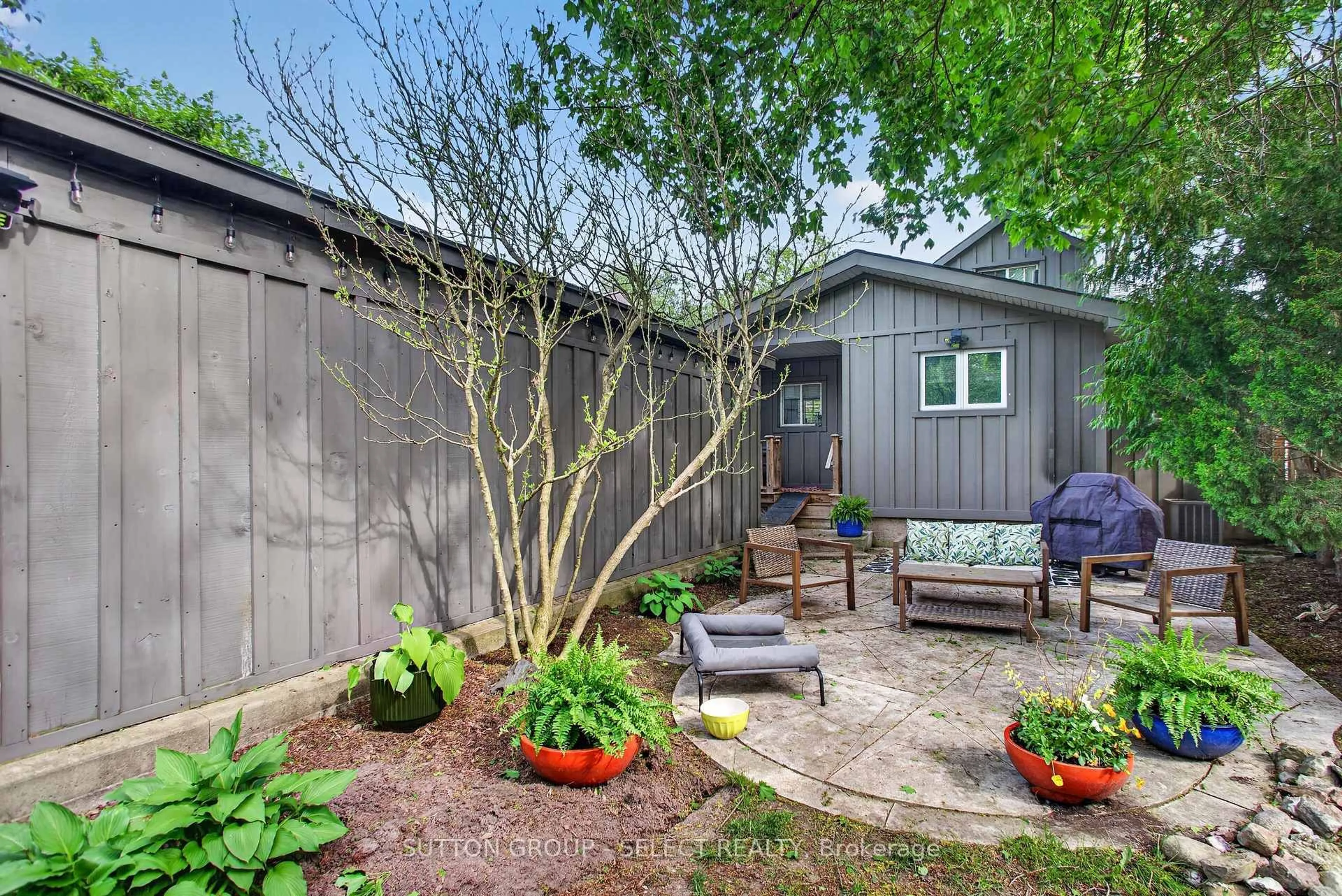 Patio, street for 14 Arthur St, London East Ontario N5Y 3B9