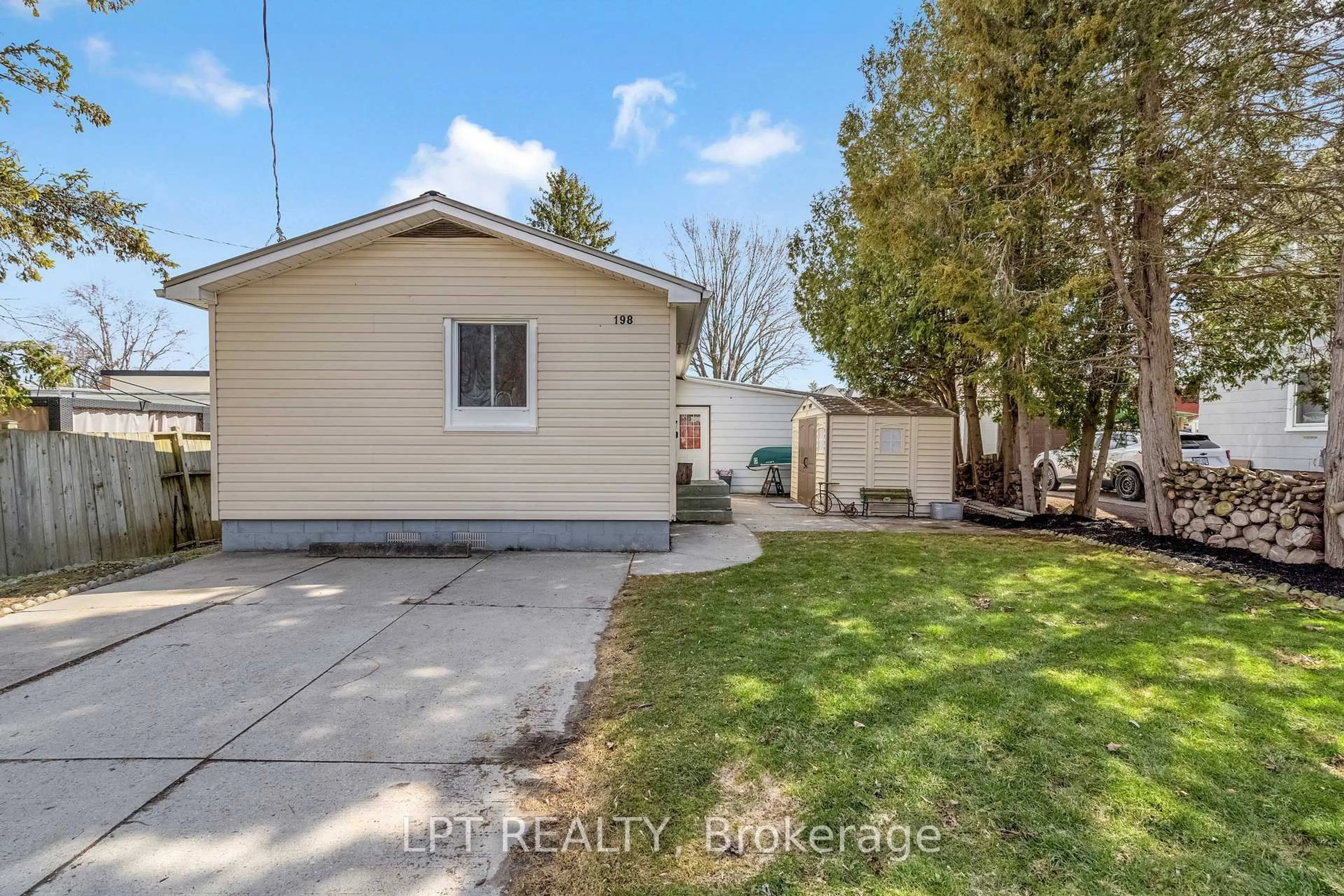 A pic from outside/outdoor area/front of a property/back of a property/a pic from drone, street for 198 Munroe St, West Elgin Ontario N0L 2P0